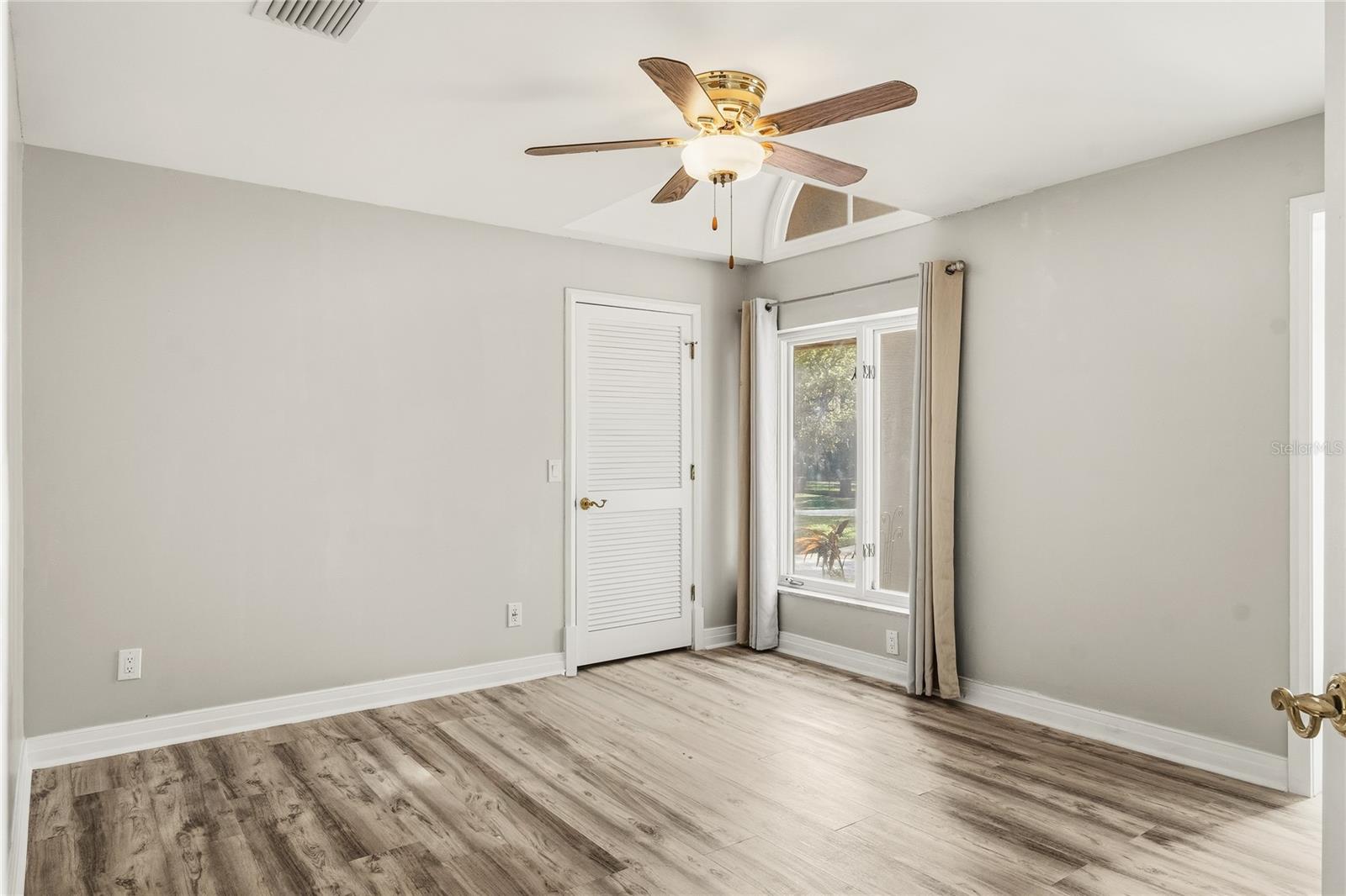 Image 25 of 42 For 803 Sweetwater Club Boulevard