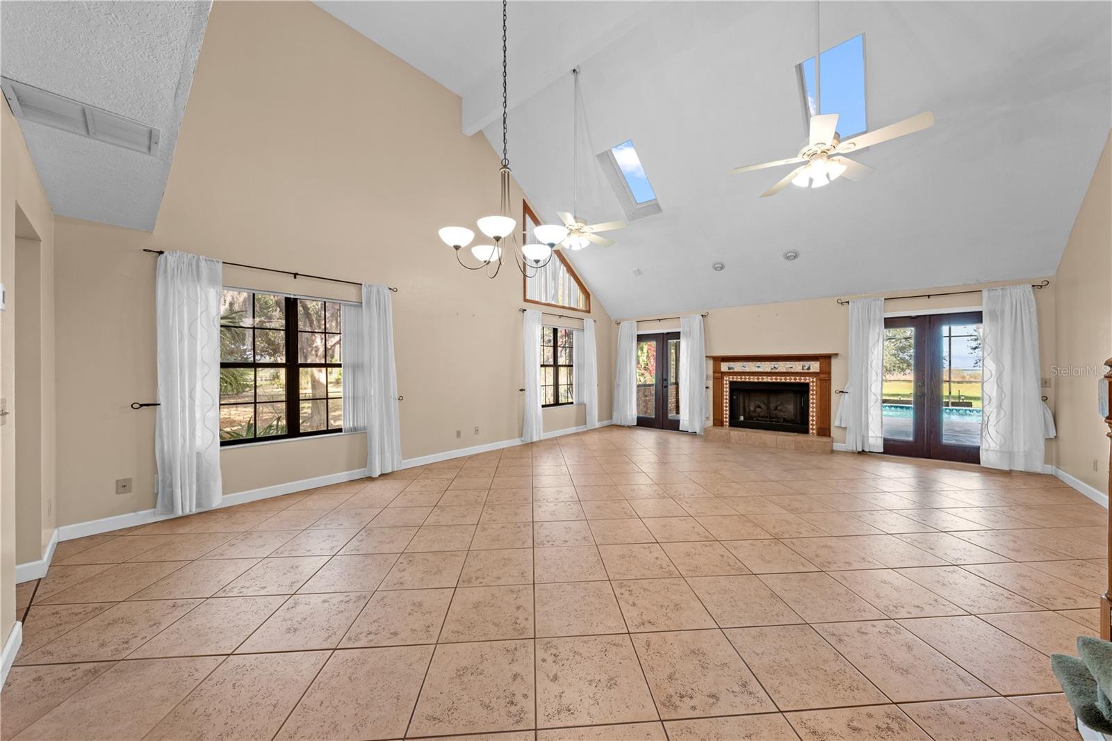 Image 10 of 71 For 215 Lake Shore Boulevard