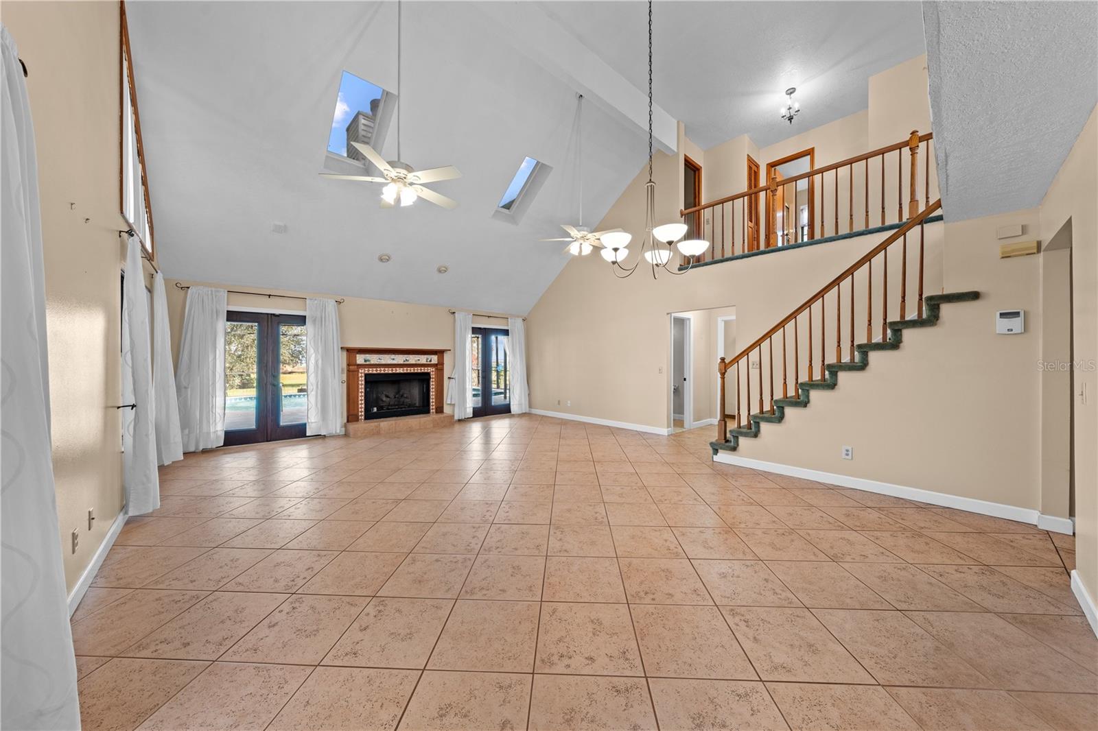 Image 12 of 71 For 215 Lake Shore Boulevard