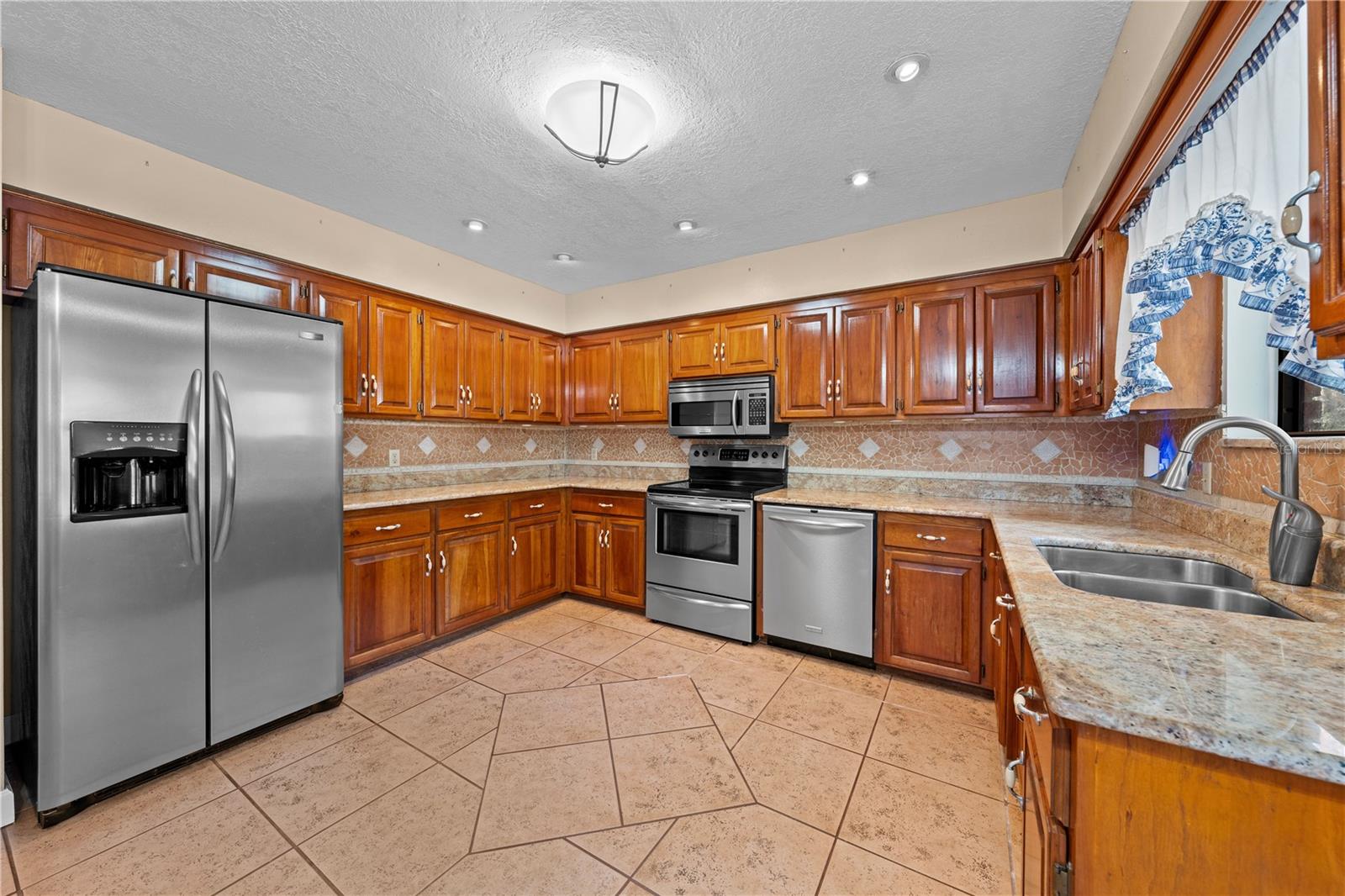 Image 17 of 71 For 215 Lake Shore Boulevard