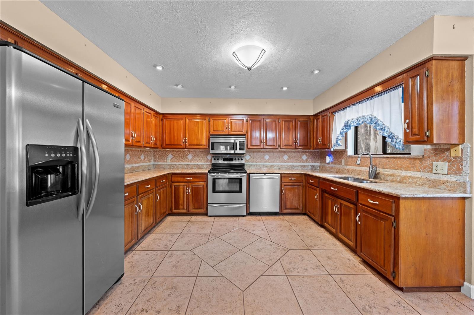 Image 18 of 71 For 215 Lake Shore Boulevard