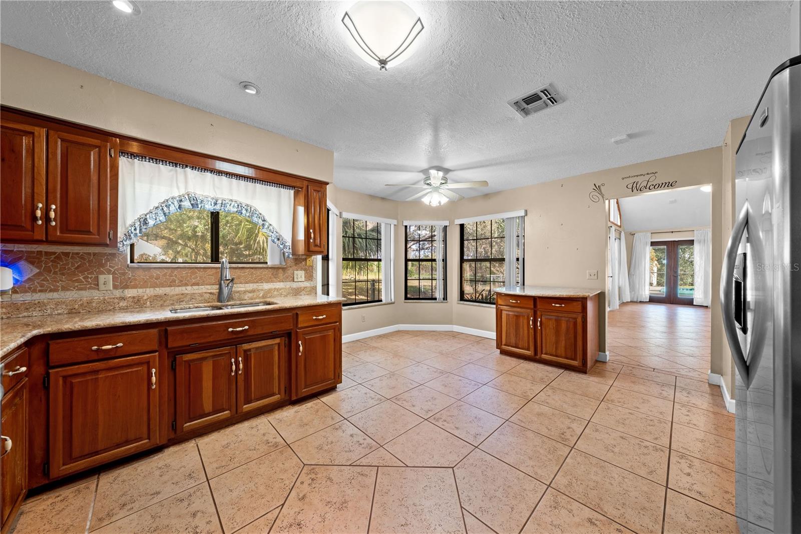 Image 19 of 71 For 215 Lake Shore Boulevard