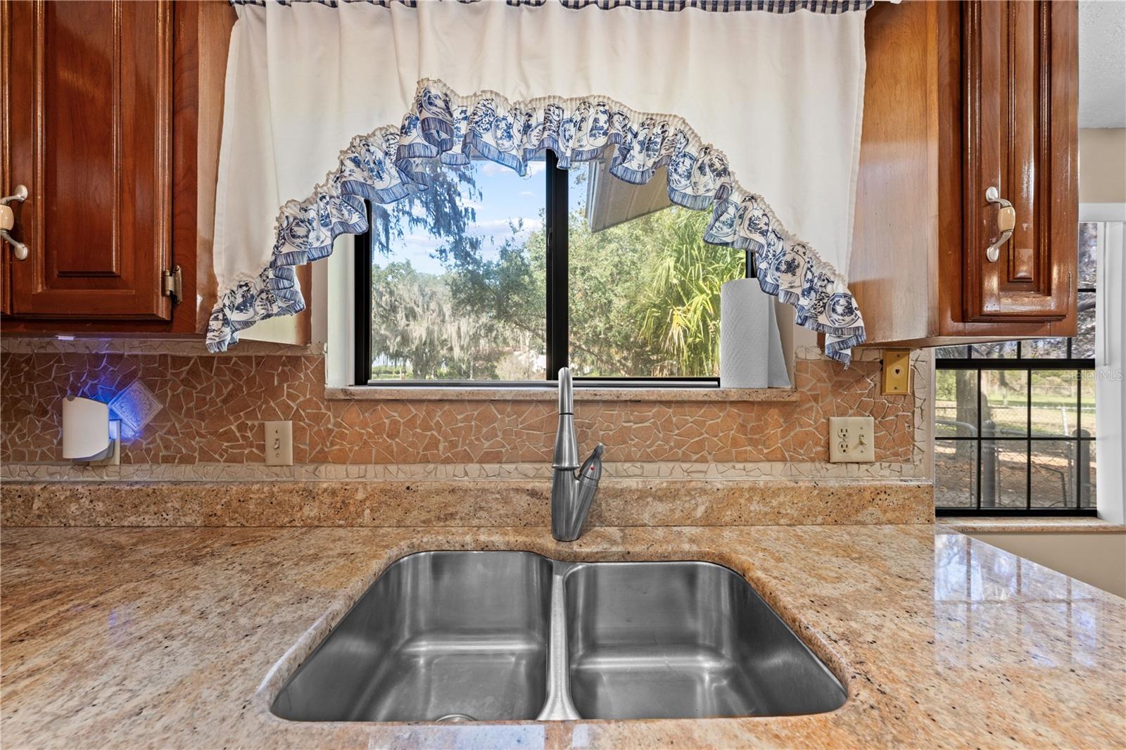 Image 21 of 71 For 215 Lake Shore Boulevard