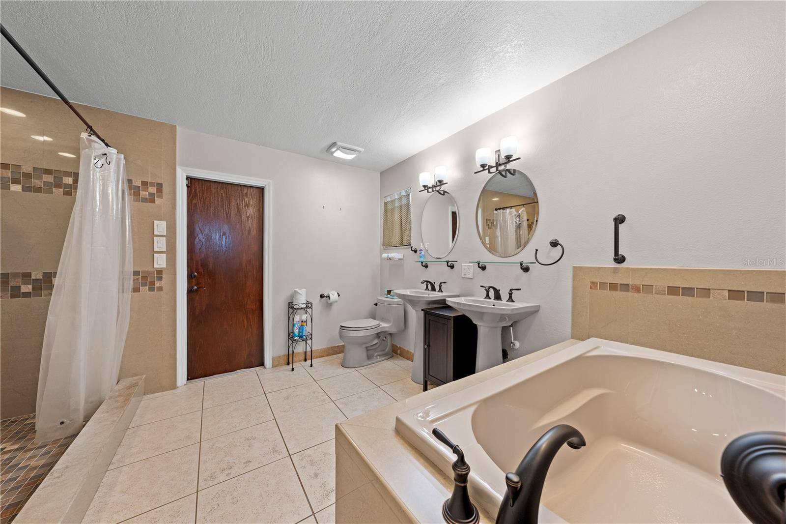 Image 28 of 71 For 215 Lake Shore Boulevard