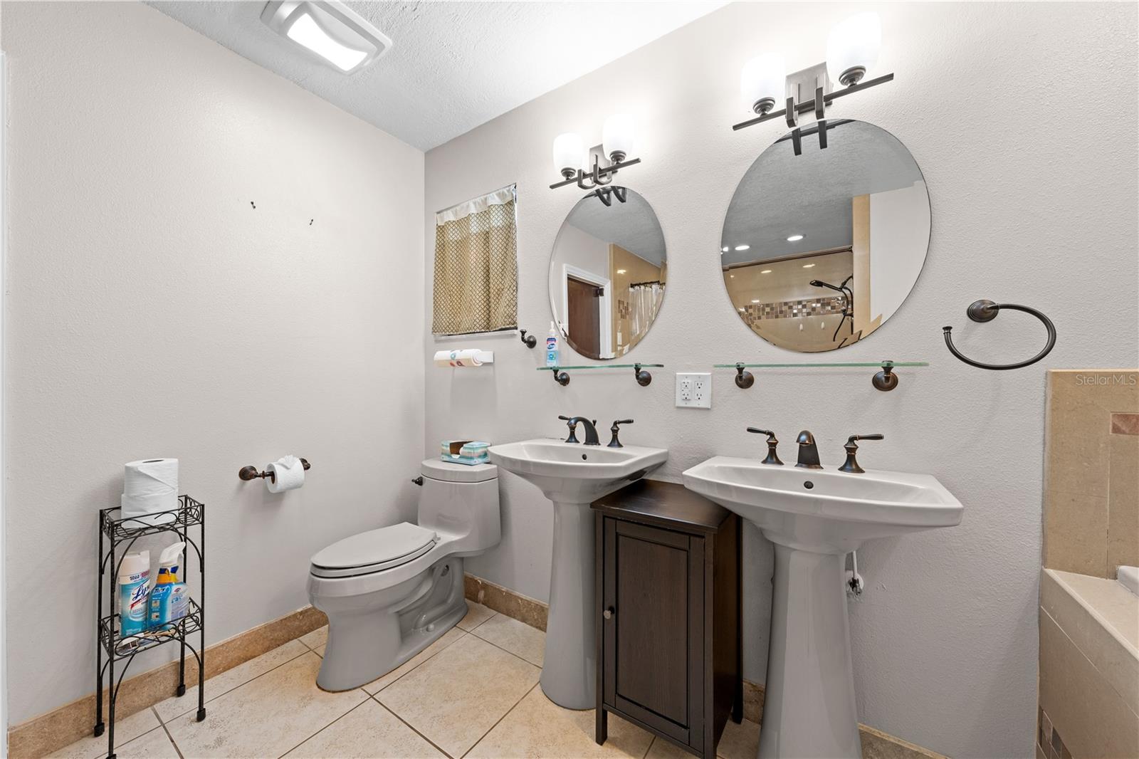 Image 29 of 71 For 215 Lake Shore Boulevard