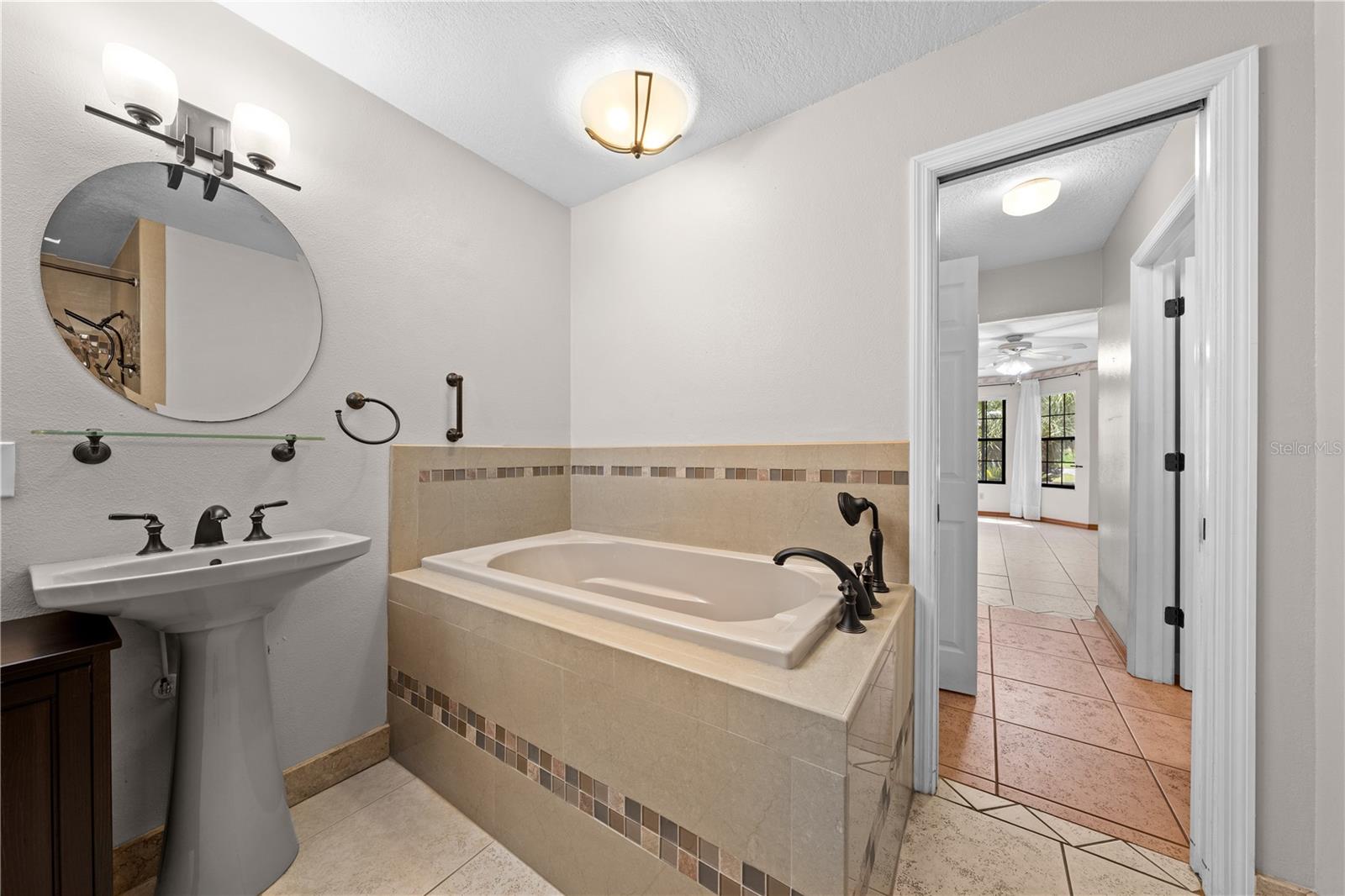 Image 30 of 71 For 215 Lake Shore Boulevard