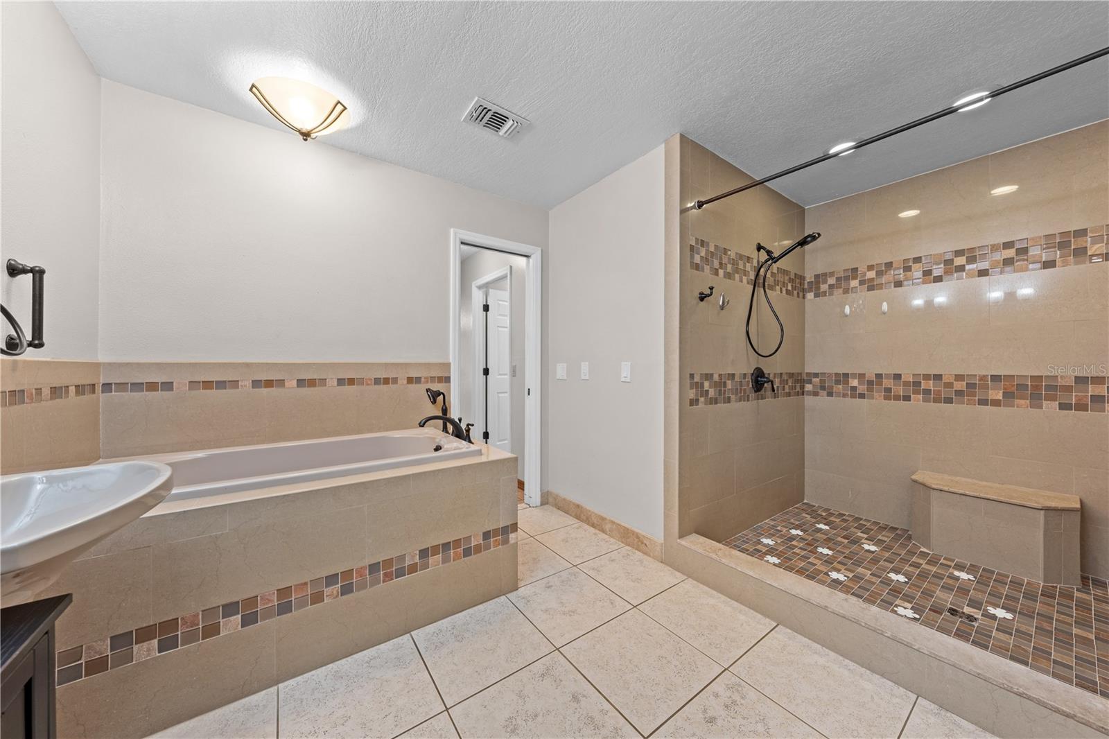 Image 31 of 71 For 215 Lake Shore Boulevard