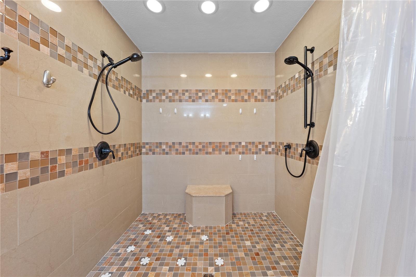 Image 32 of 71 For 215 Lake Shore Boulevard