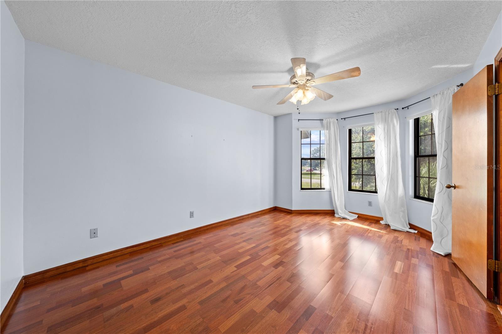 Image 36 of 71 For 215 Lake Shore Boulevard