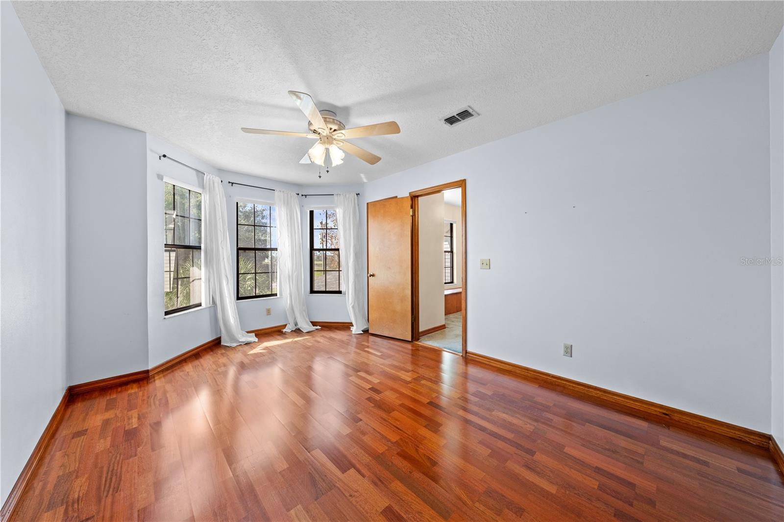 Image 37 of 71 For 215 Lake Shore Boulevard