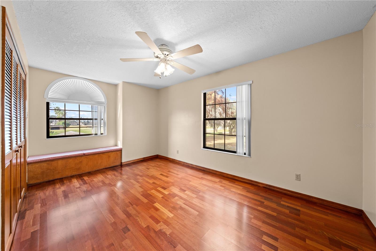 Image 38 of 71 For 215 Lake Shore Boulevard