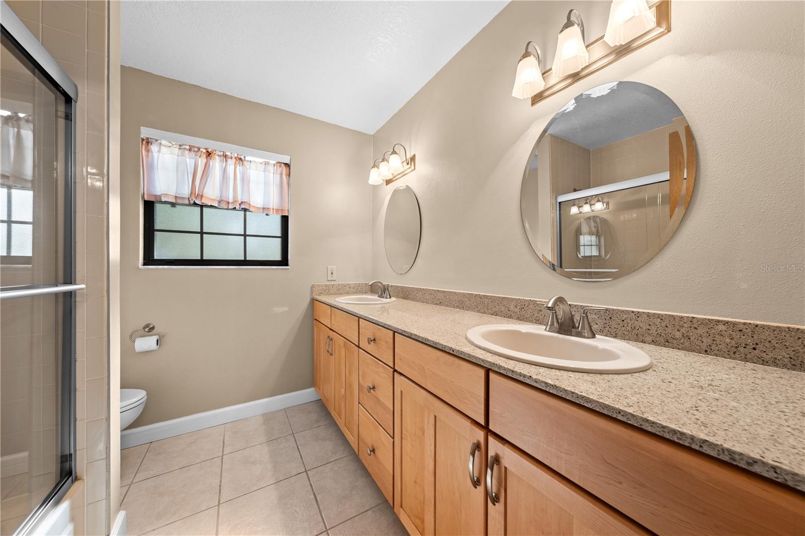 Image 40 of 71 For 215 Lake Shore Boulevard