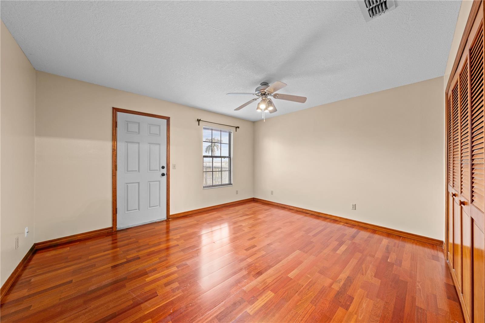 Image 42 of 71 For 215 Lake Shore Boulevard