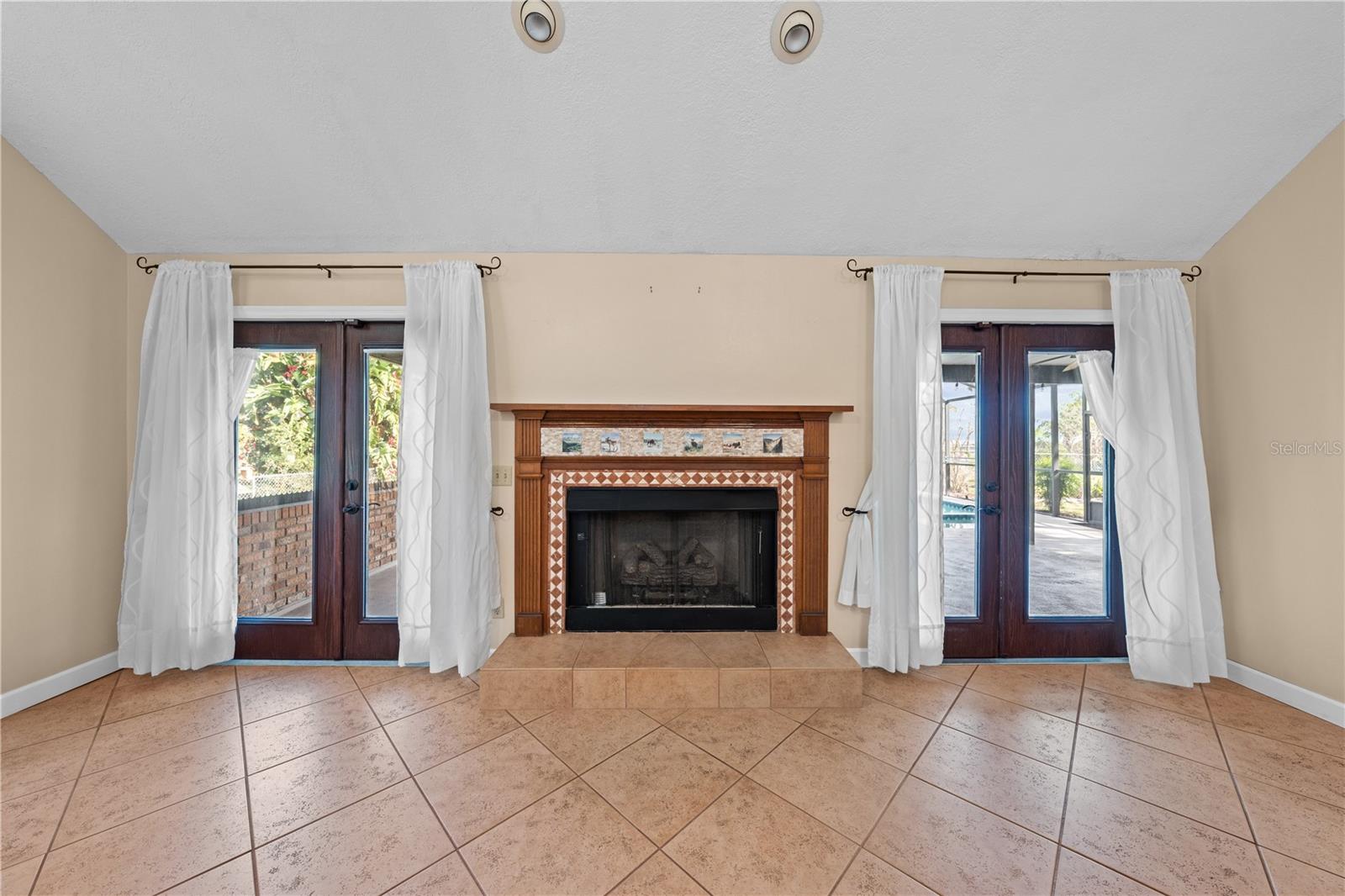 Image 8 of 71 For 215 Lake Shore Boulevard