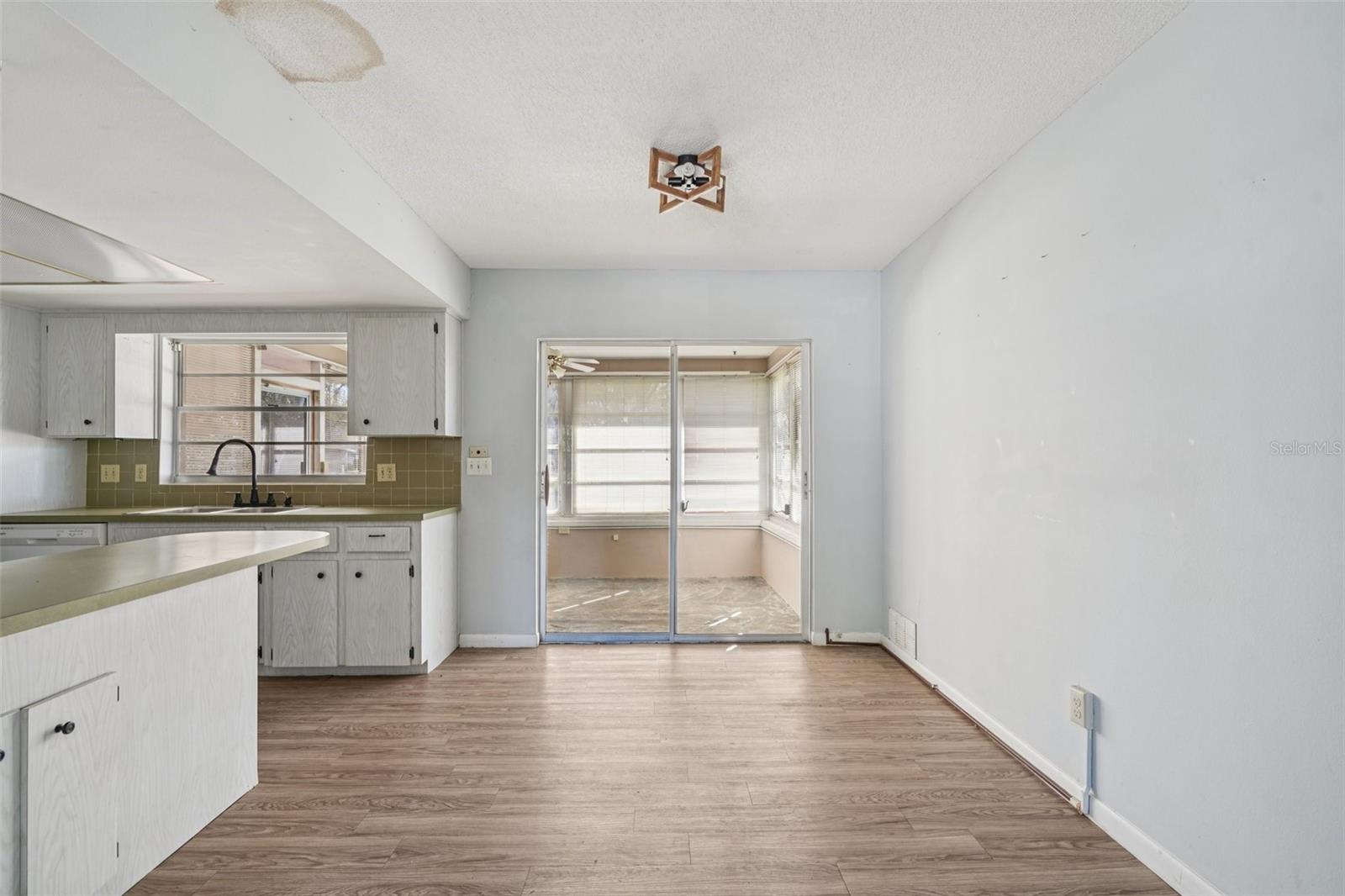 Image 4 of 24 For 9529 Village Green Circle