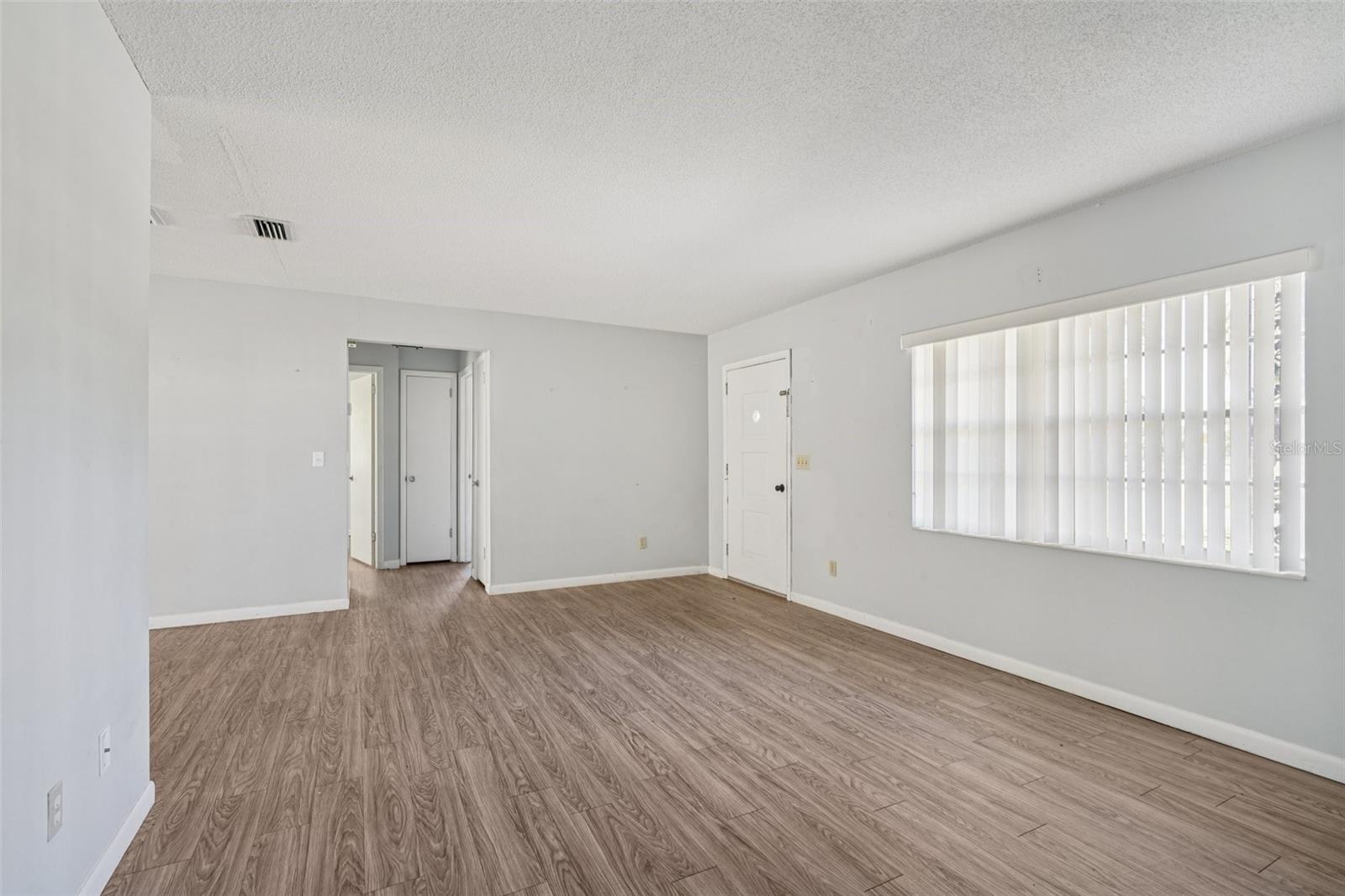 Image 8 of 24 For 9529 Village Green Circle