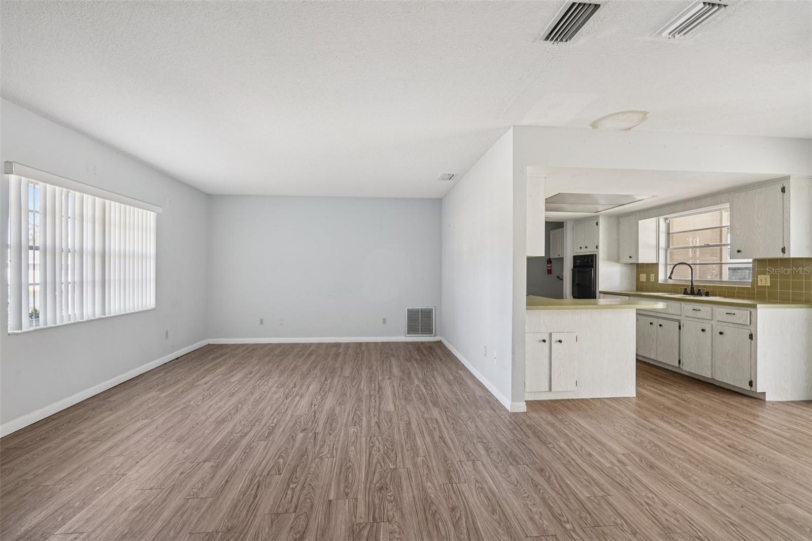 Image 9 of 24 For 9529 Village Green Circle