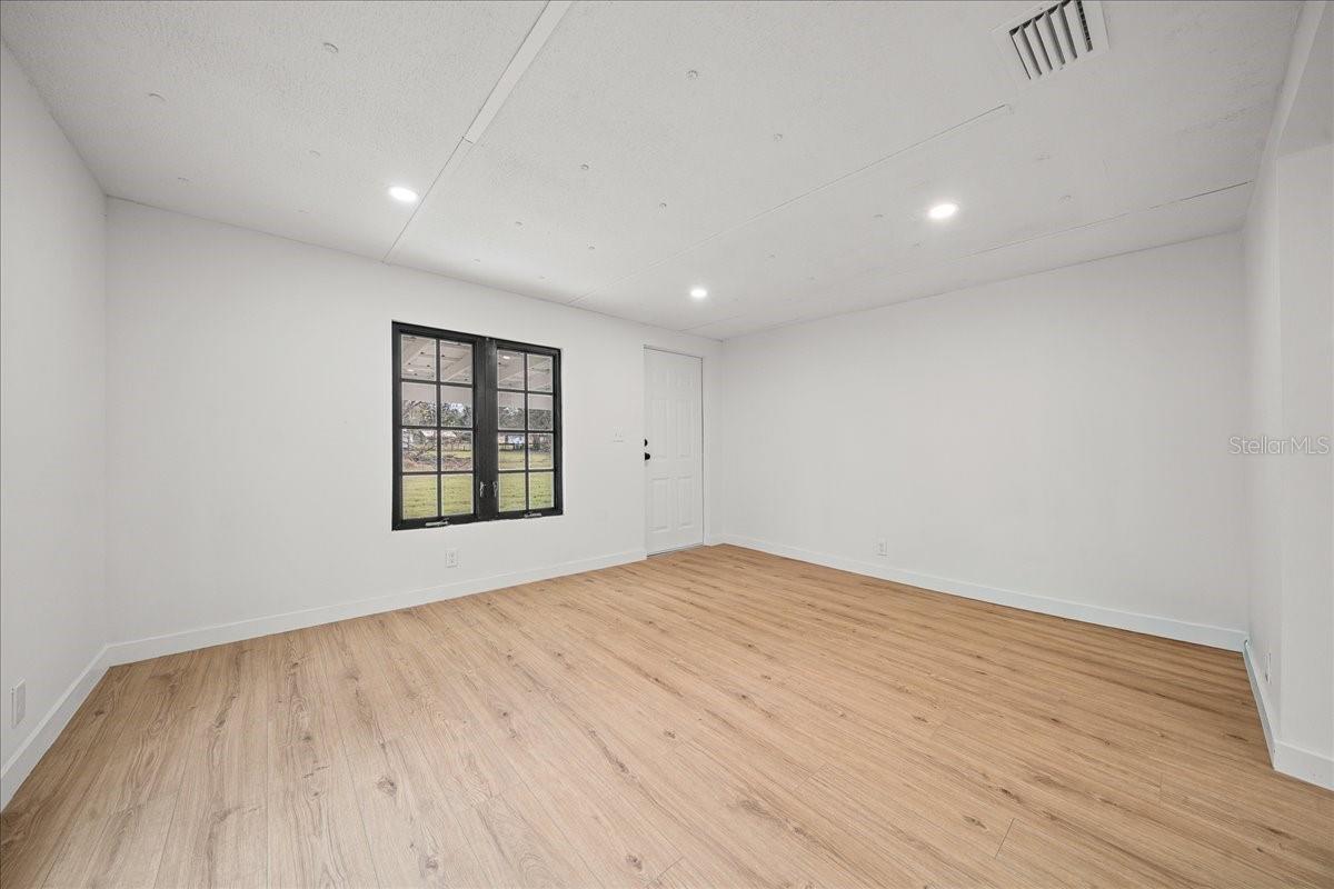 Image 10 of 57 For 5851 50th Avenue