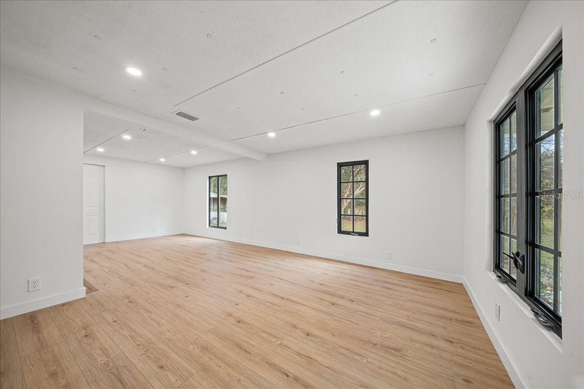 Image 11 of 57 For 5851 50th Avenue