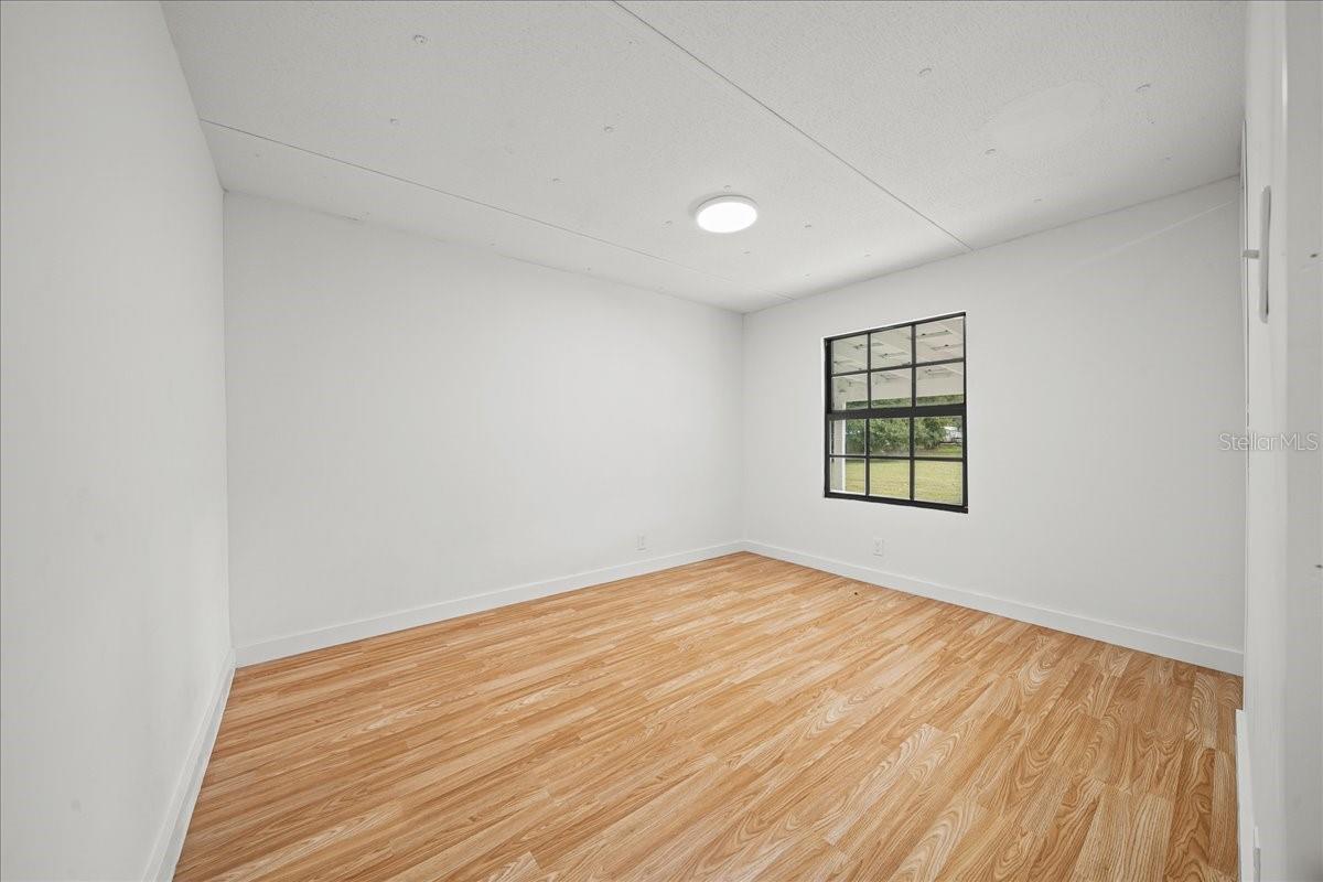 Image 26 of 57 For 5851 50th Avenue