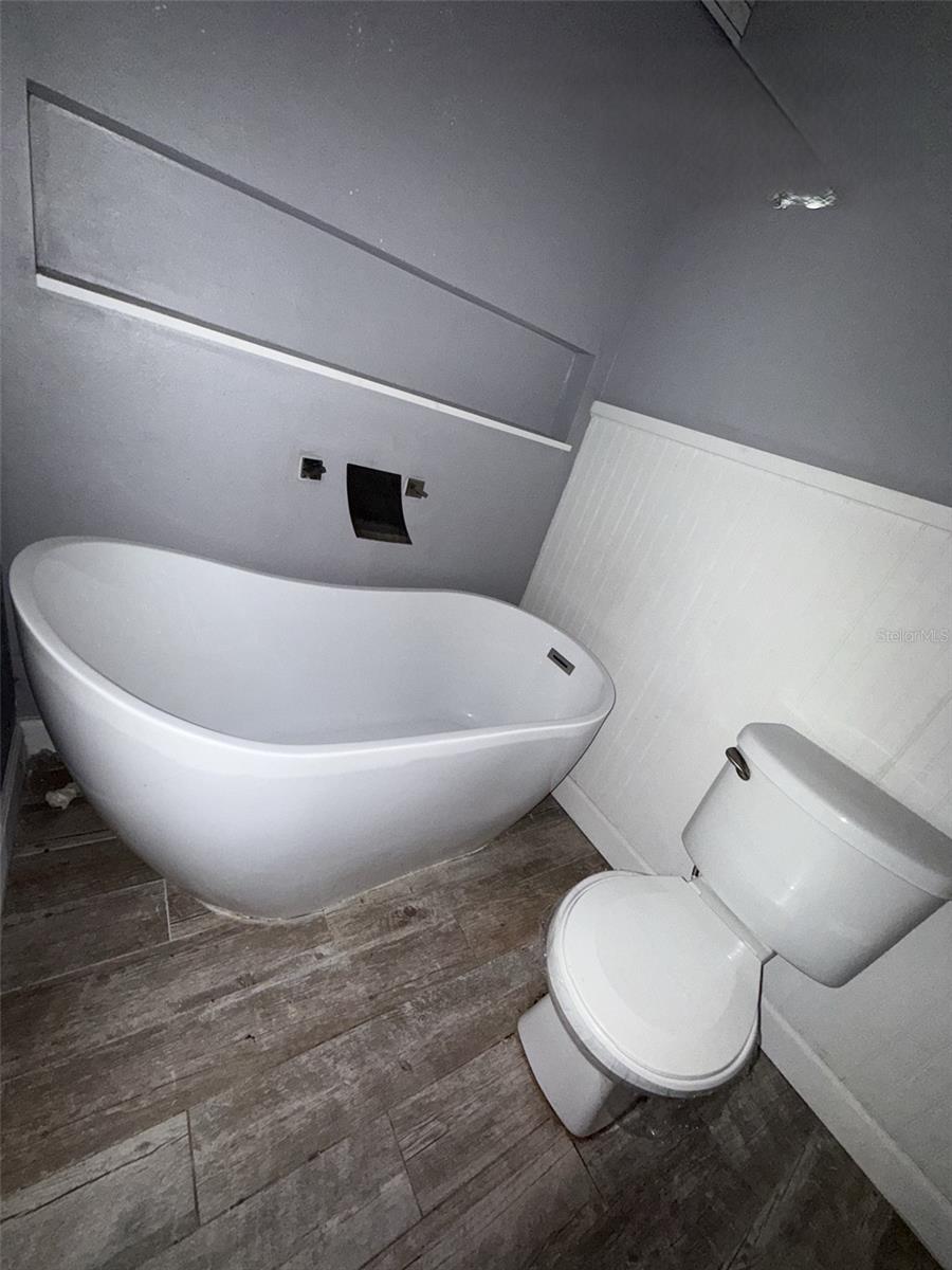 Image 11 of 27 For 285 Lake Street