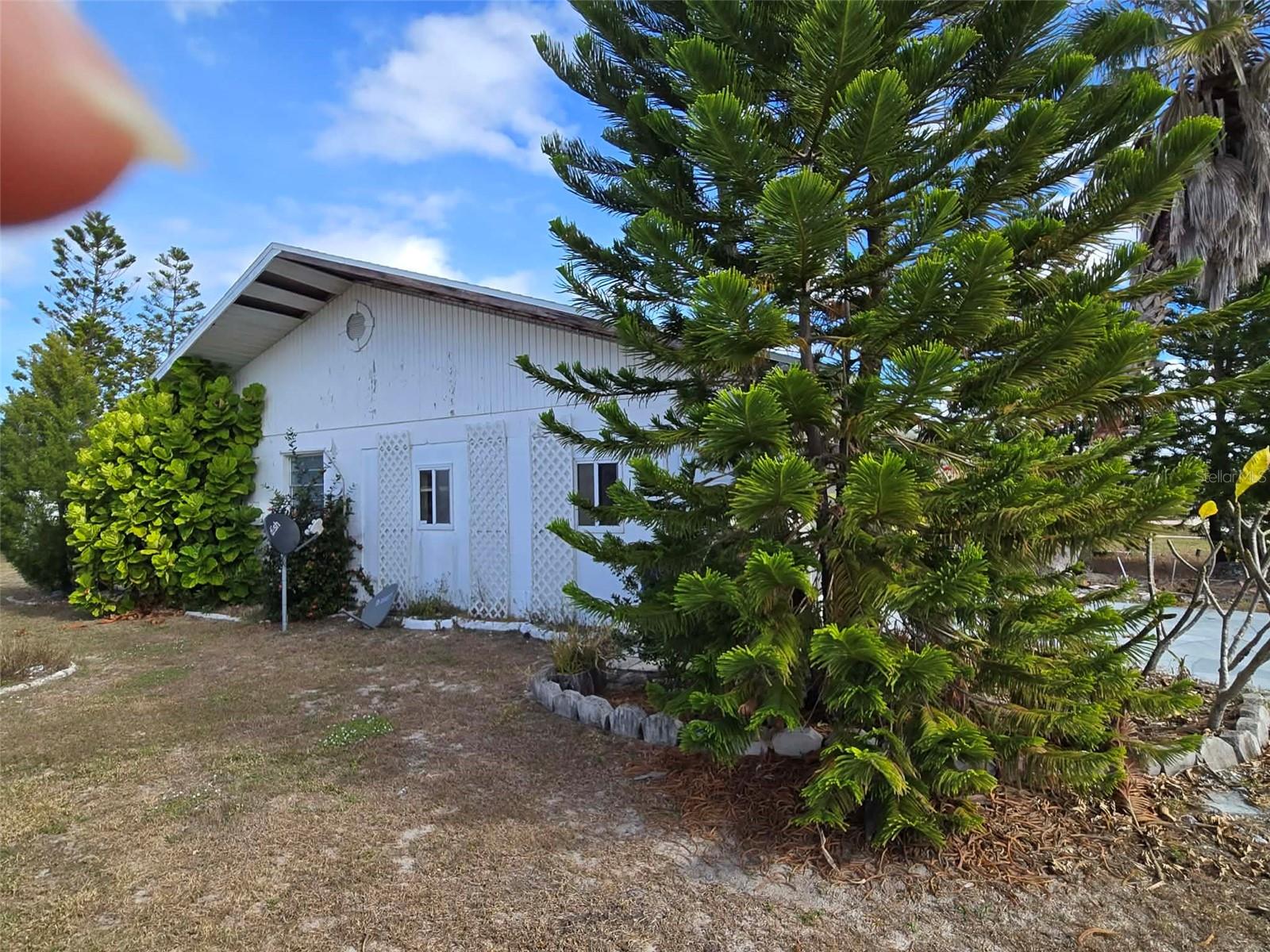 Listing photo id 8 for 211 Rickenbacker Drive