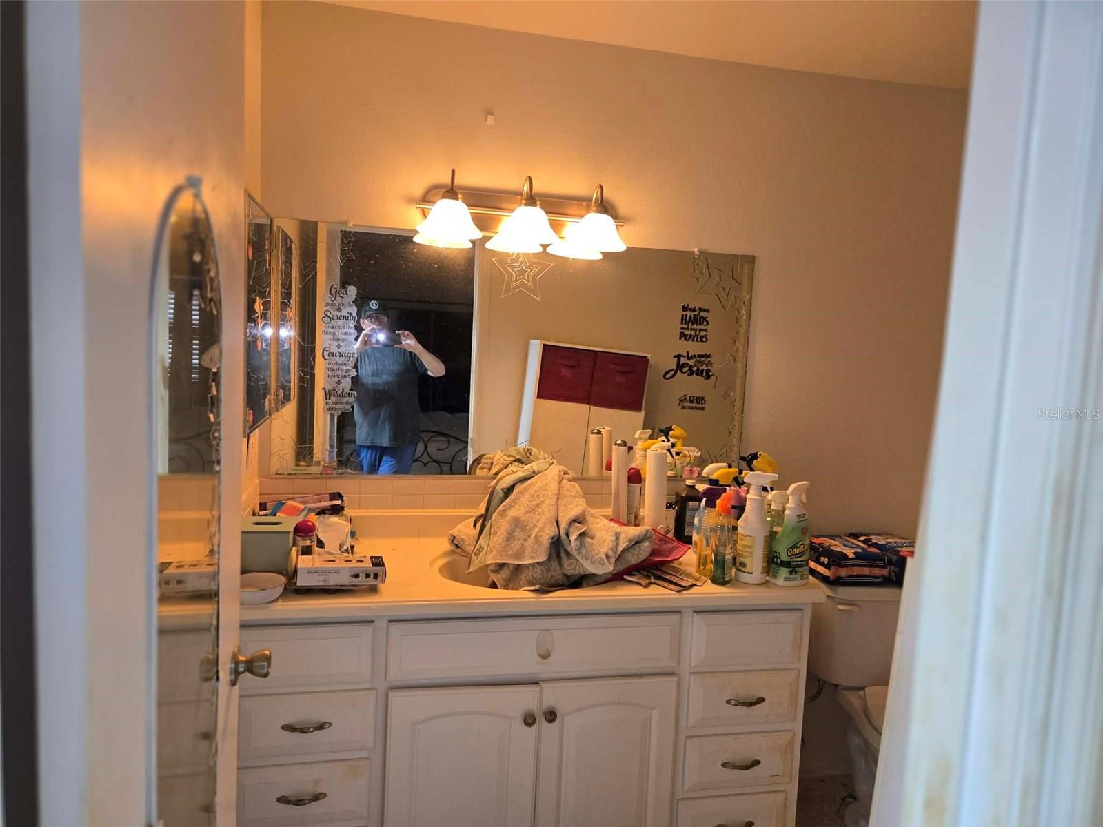 Listing photo id 10 for 211 Rickenbacker Drive