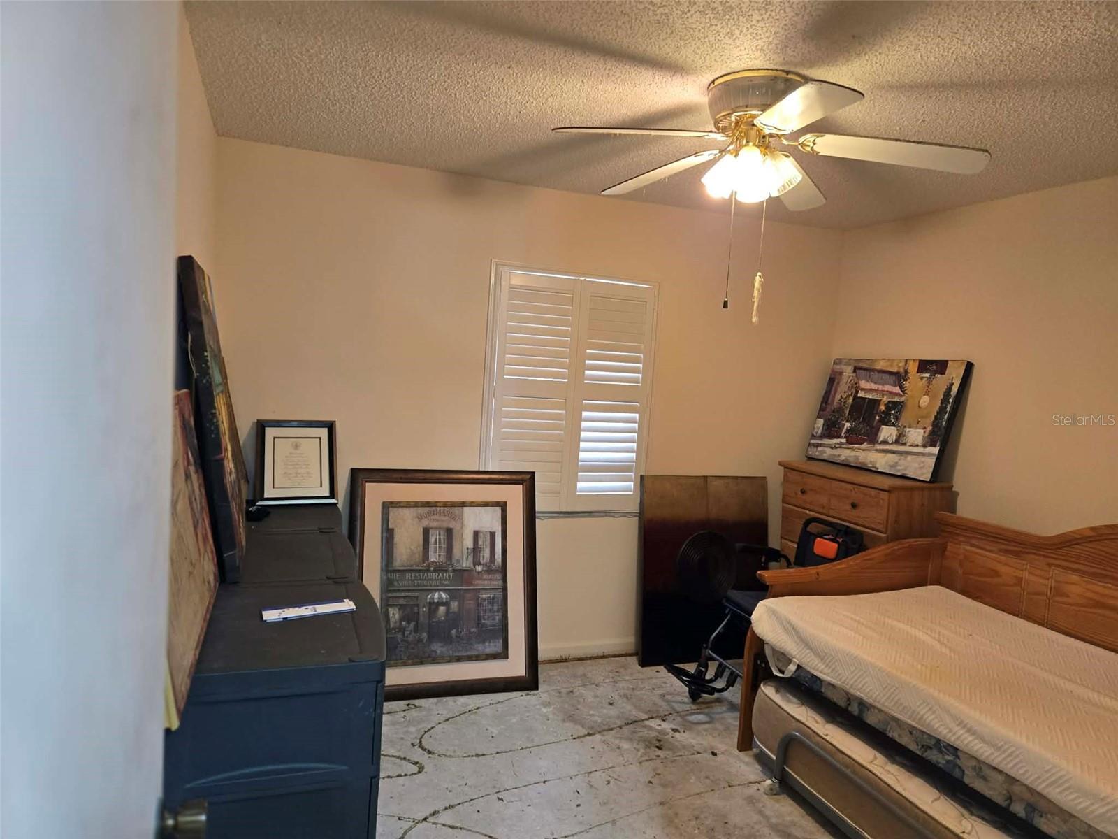 Listing photo id 12 for 211 Rickenbacker Drive