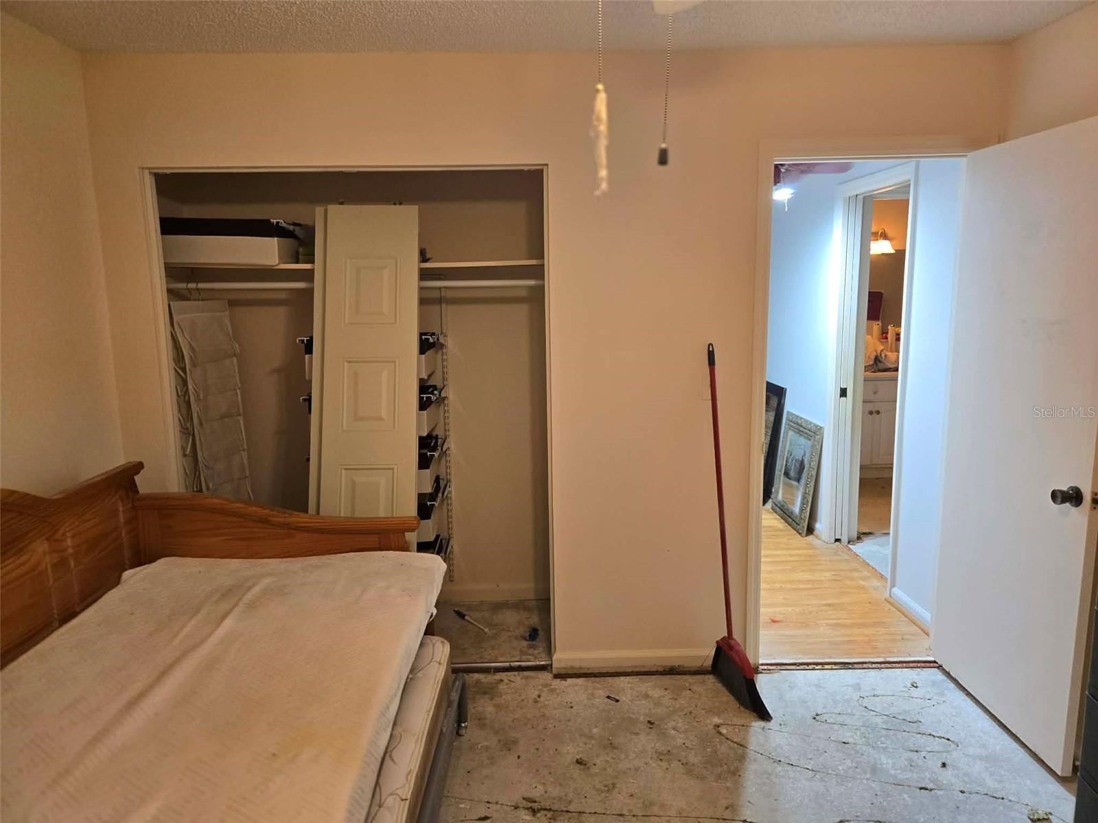 Listing photo id 15 for 211 Rickenbacker Drive