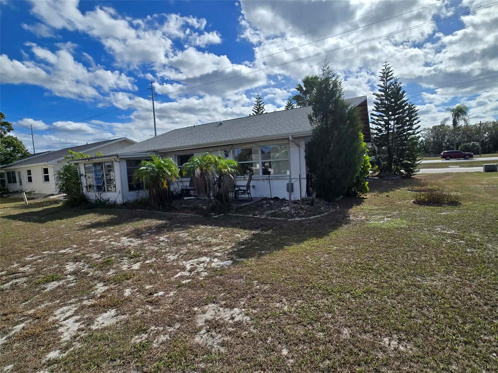 Listing photo id 2 for 211 Rickenbacker Drive