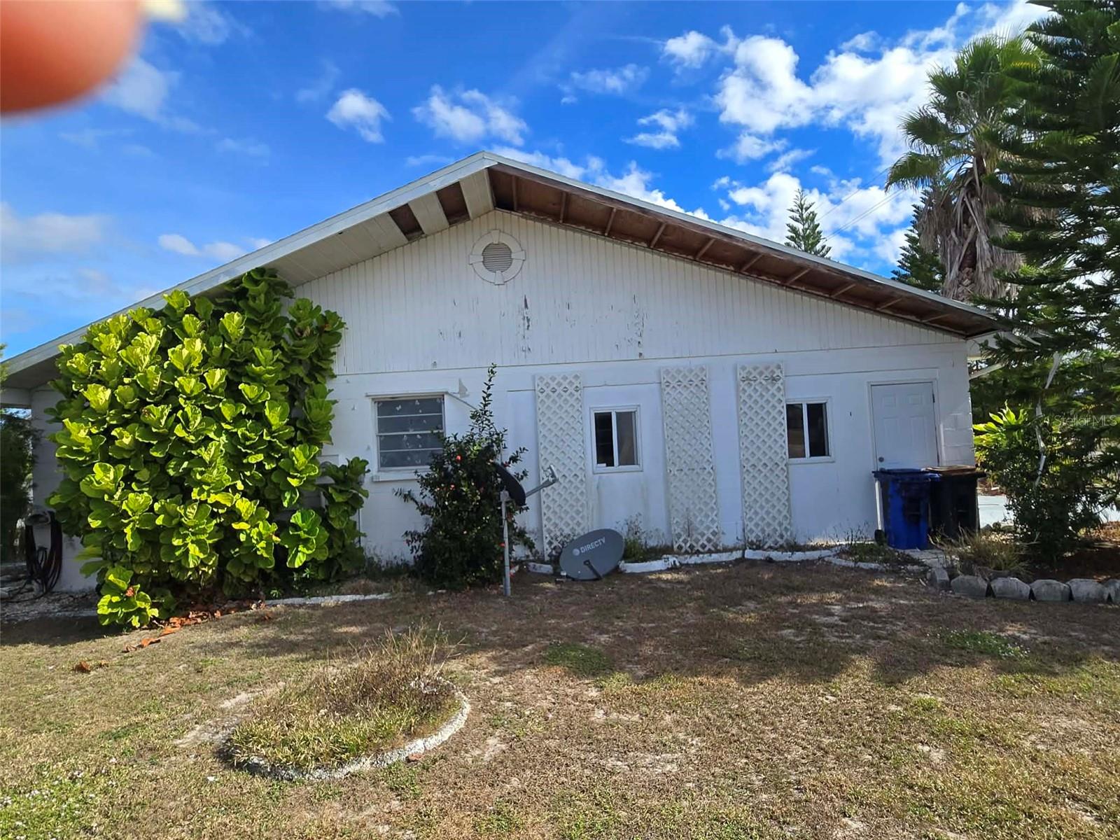 Listing photo id 4 for 211 Rickenbacker Drive