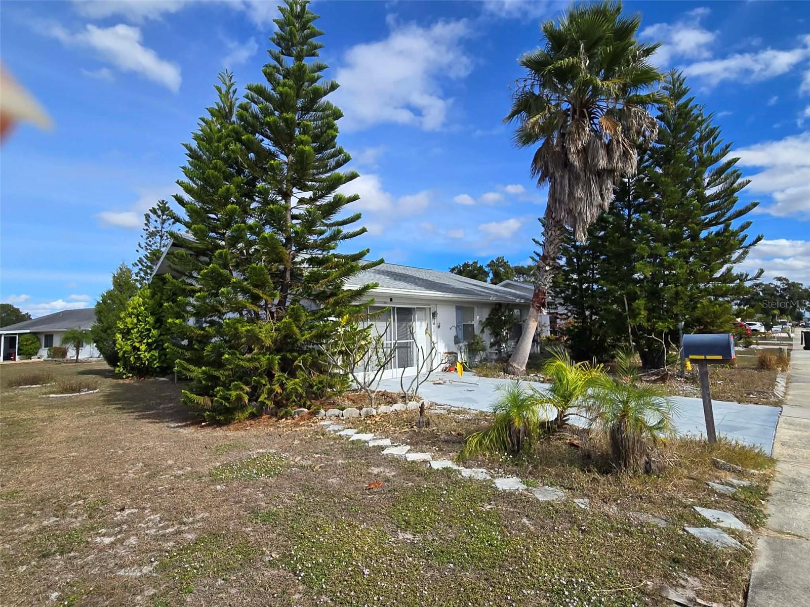 Listing photo id 6 for 211 Rickenbacker Drive