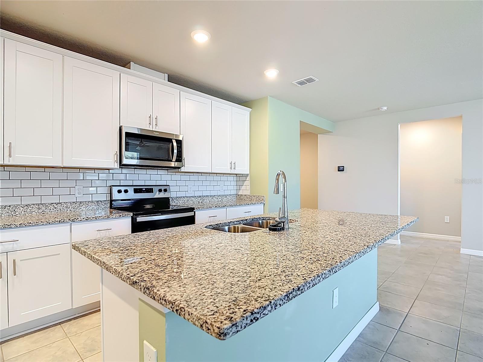 Image 14 of 54 For 928 Cambridge Drive