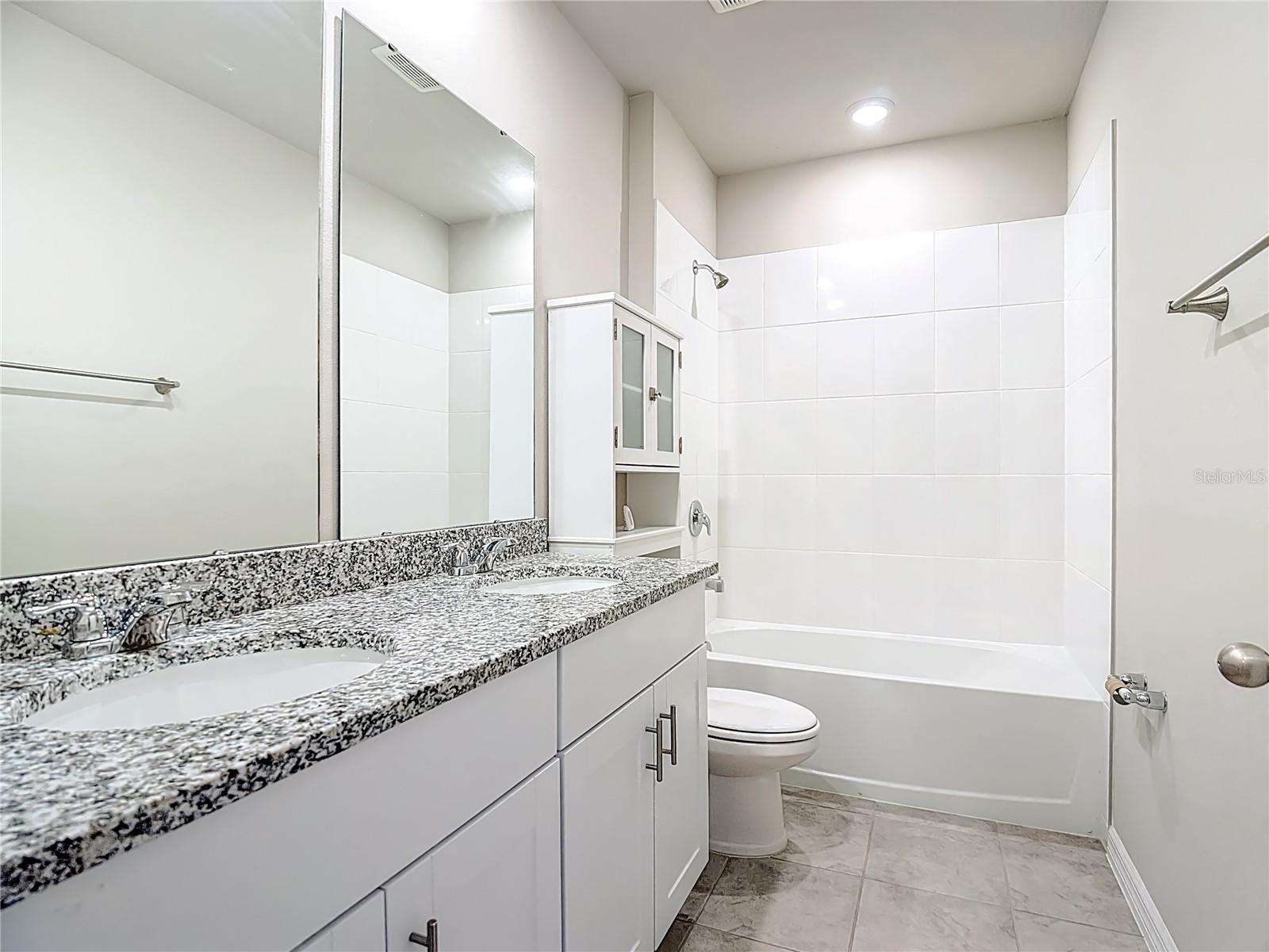 Image 27 of 54 For 928 Cambridge Drive