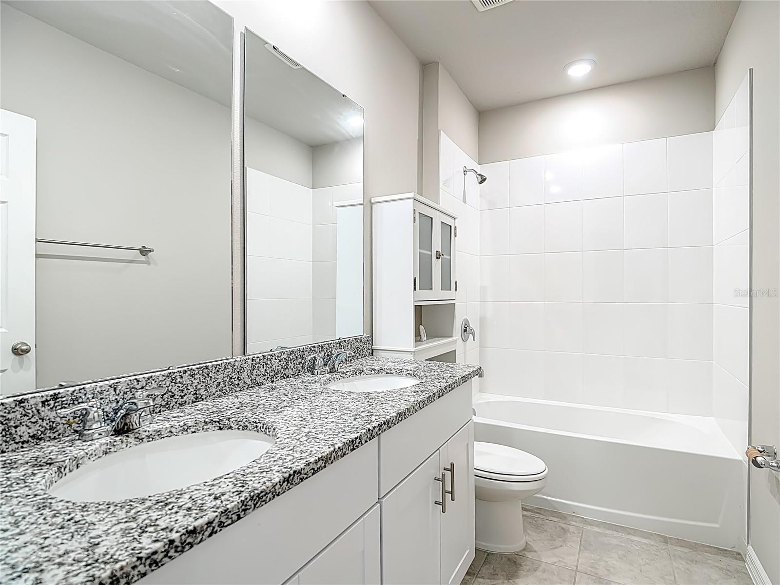 Image 28 of 54 For 928 Cambridge Drive