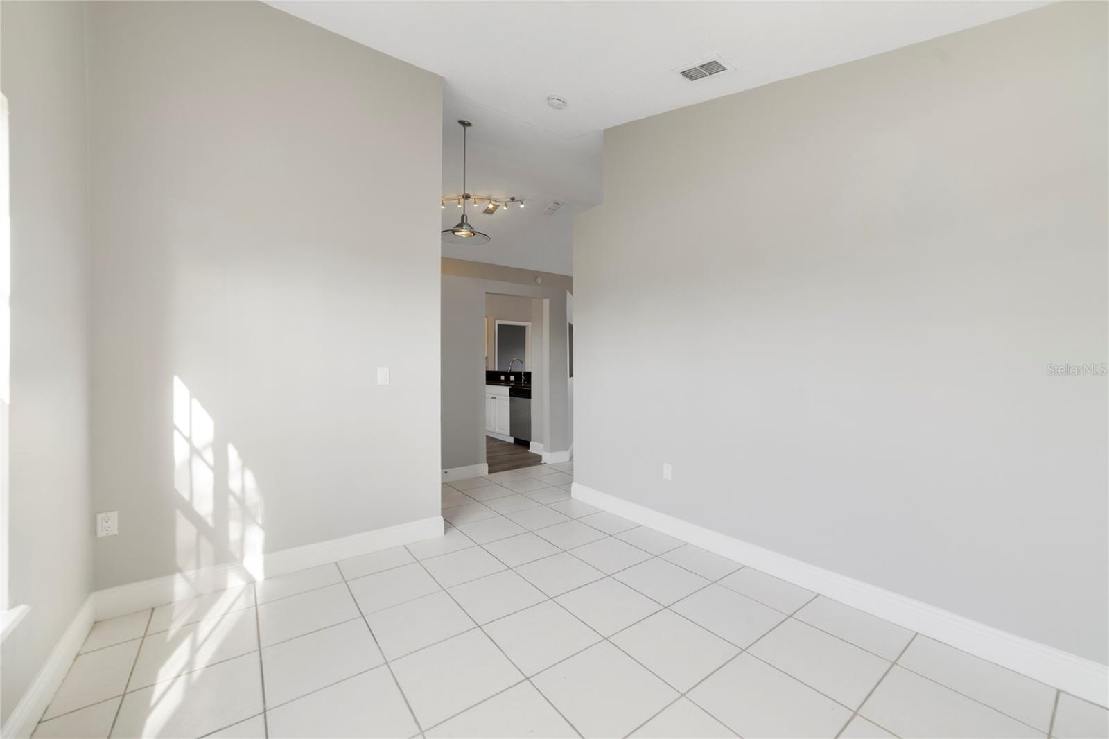 Image 5 of 25 For 620 Sunridge Woods Boulevard