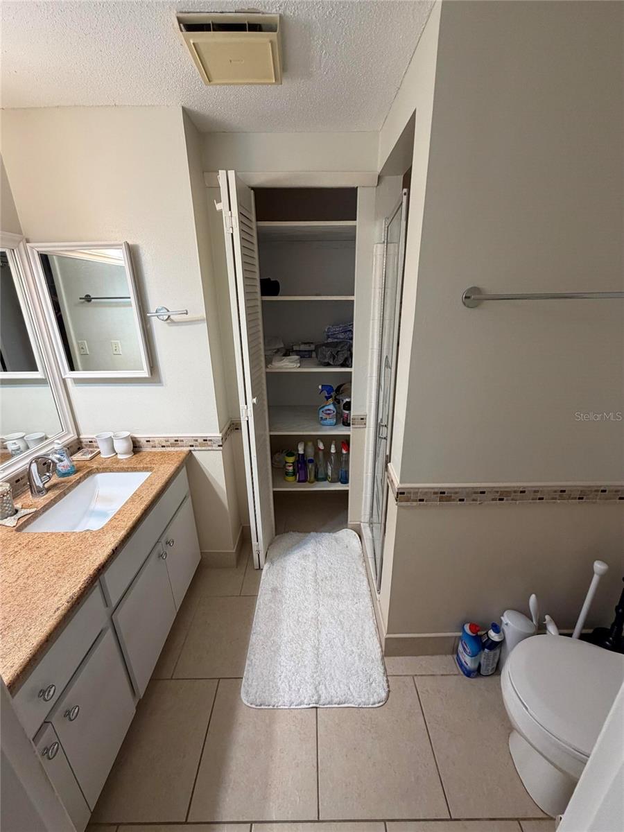 Image 13 of 19 For 662 Circlewood Drive V4