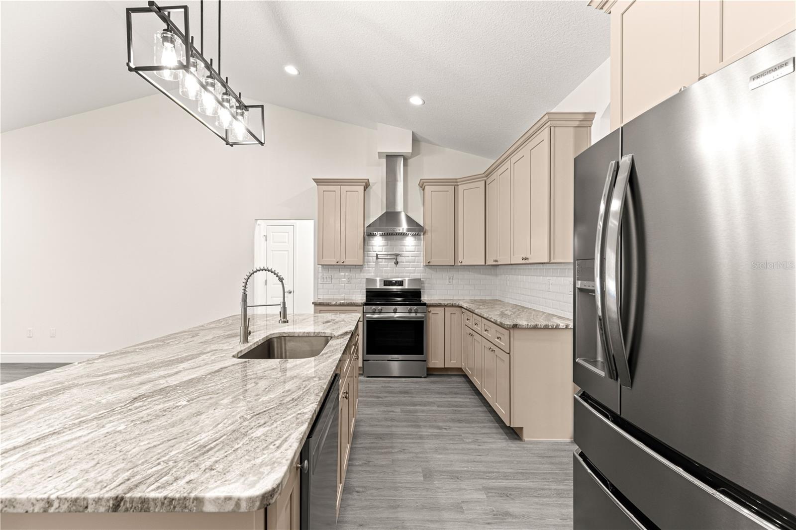 Image 10 of 49 For 12185 98 Street