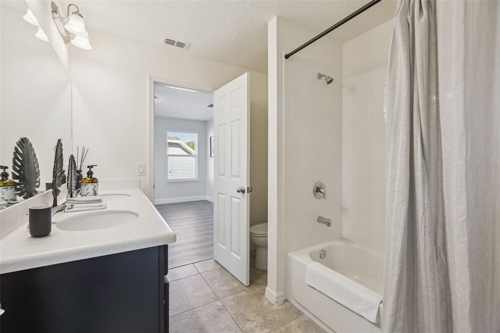 Image 32 of 46 For 1327 Yorkshire Court