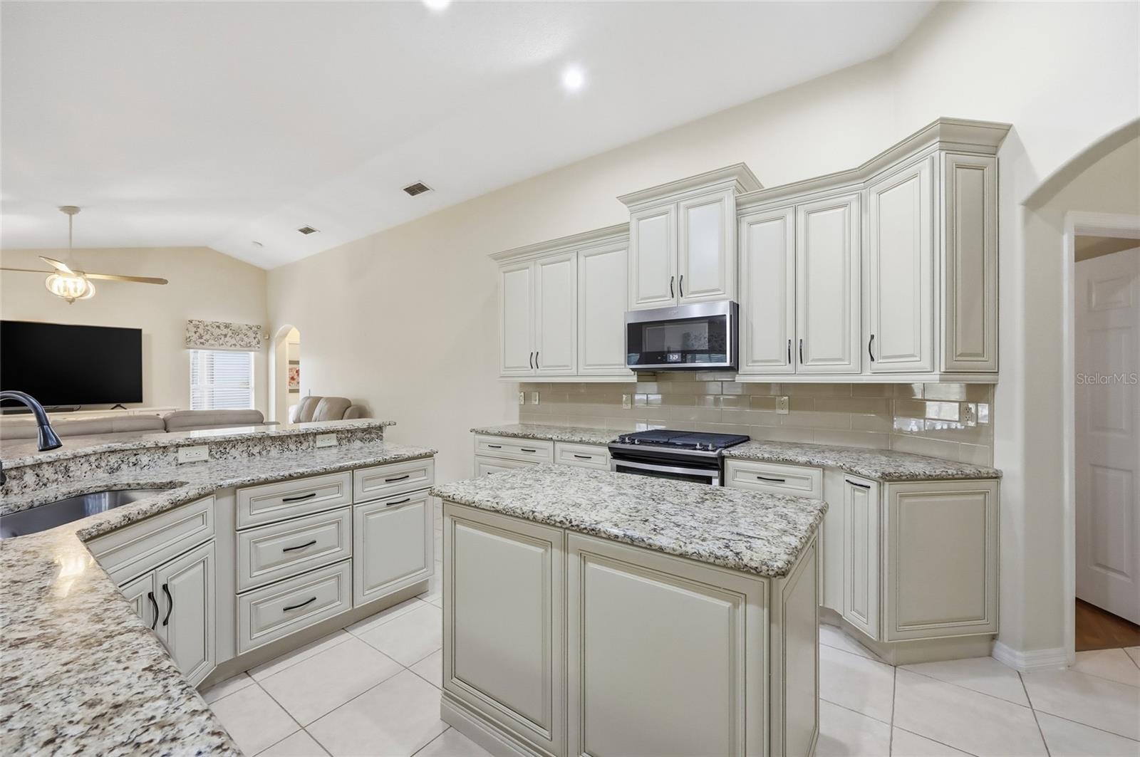 Image 21 of 73 For 12744 Douglas Fir Court