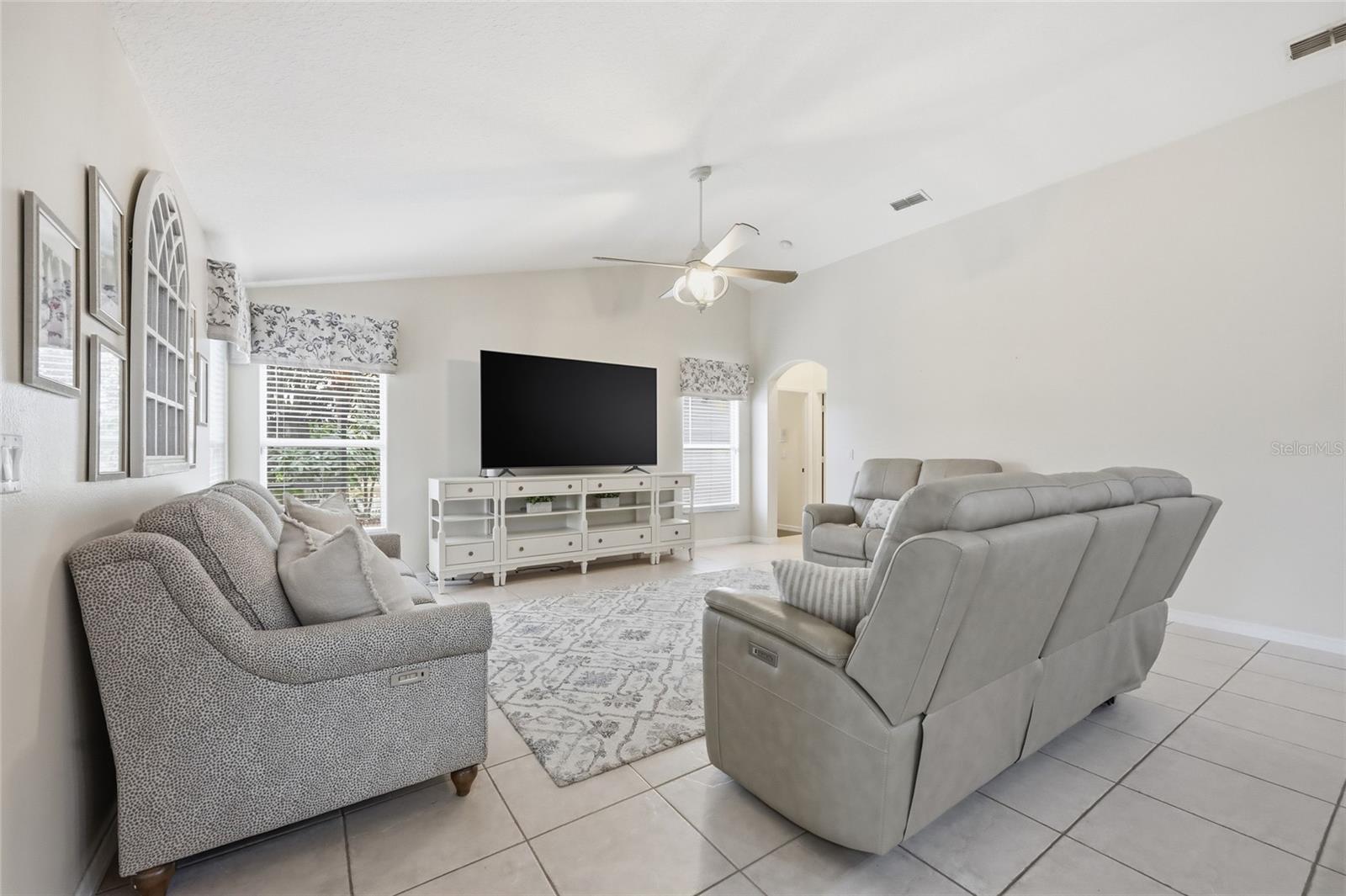 Image 27 of 73 For 12744 Douglas Fir Court