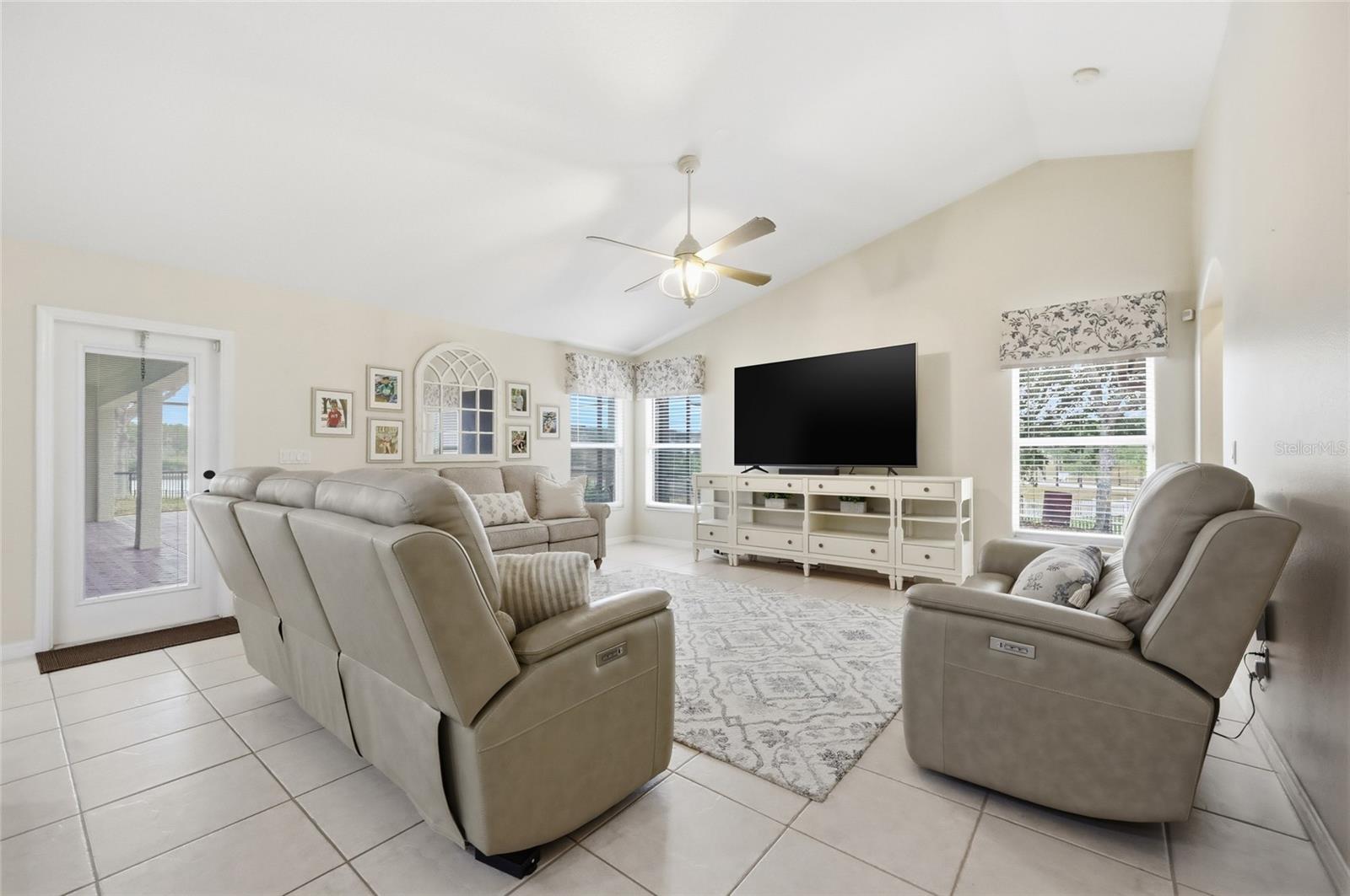 Image 28 of 73 For 12744 Douglas Fir Court