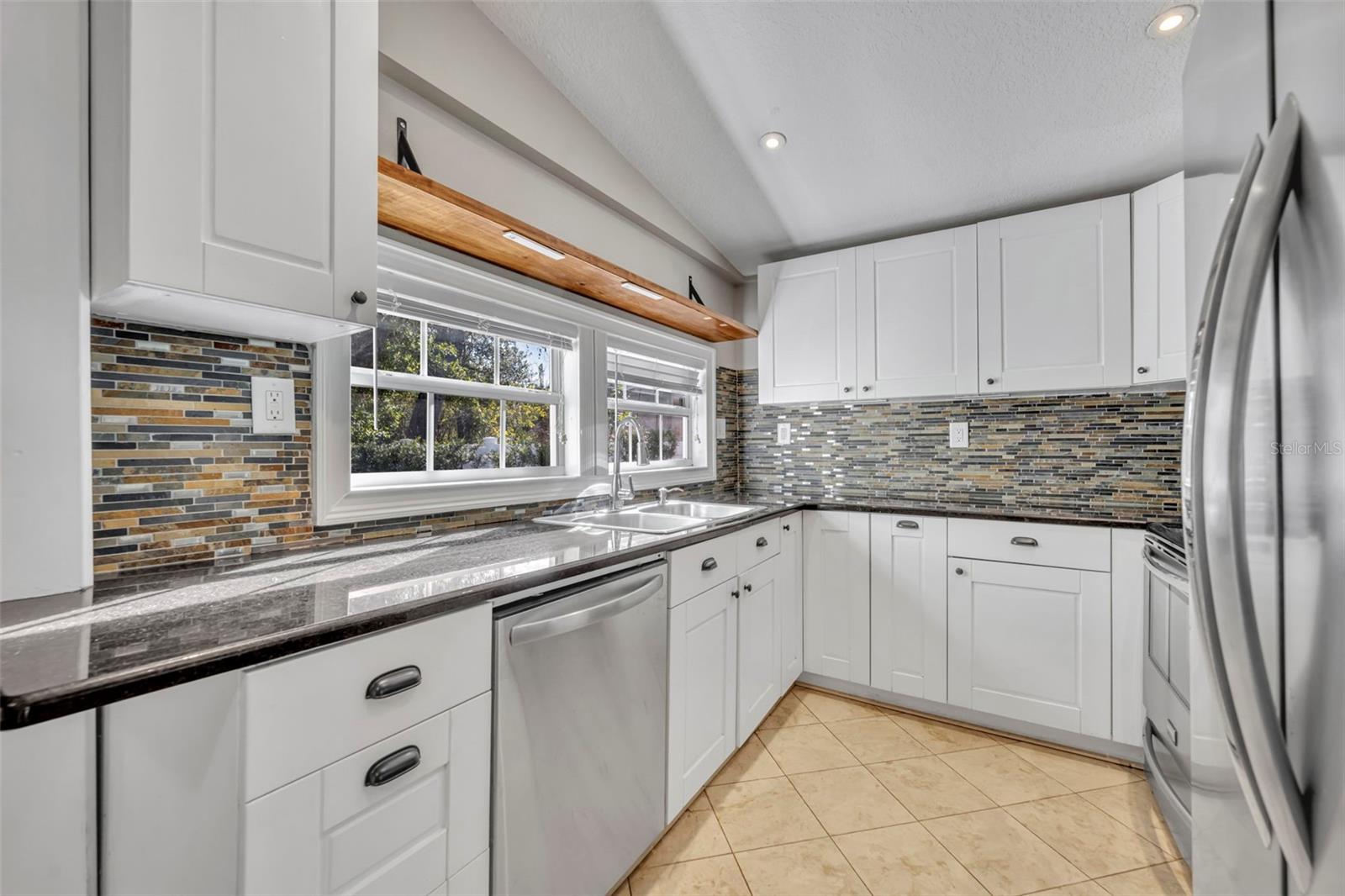 Image 13 of 30 For 1027 Hampton Avenue