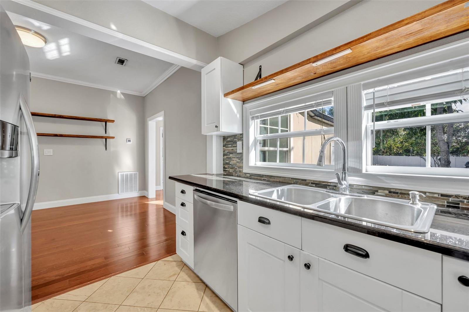 Image 14 of 30 For 1027 Hampton Avenue