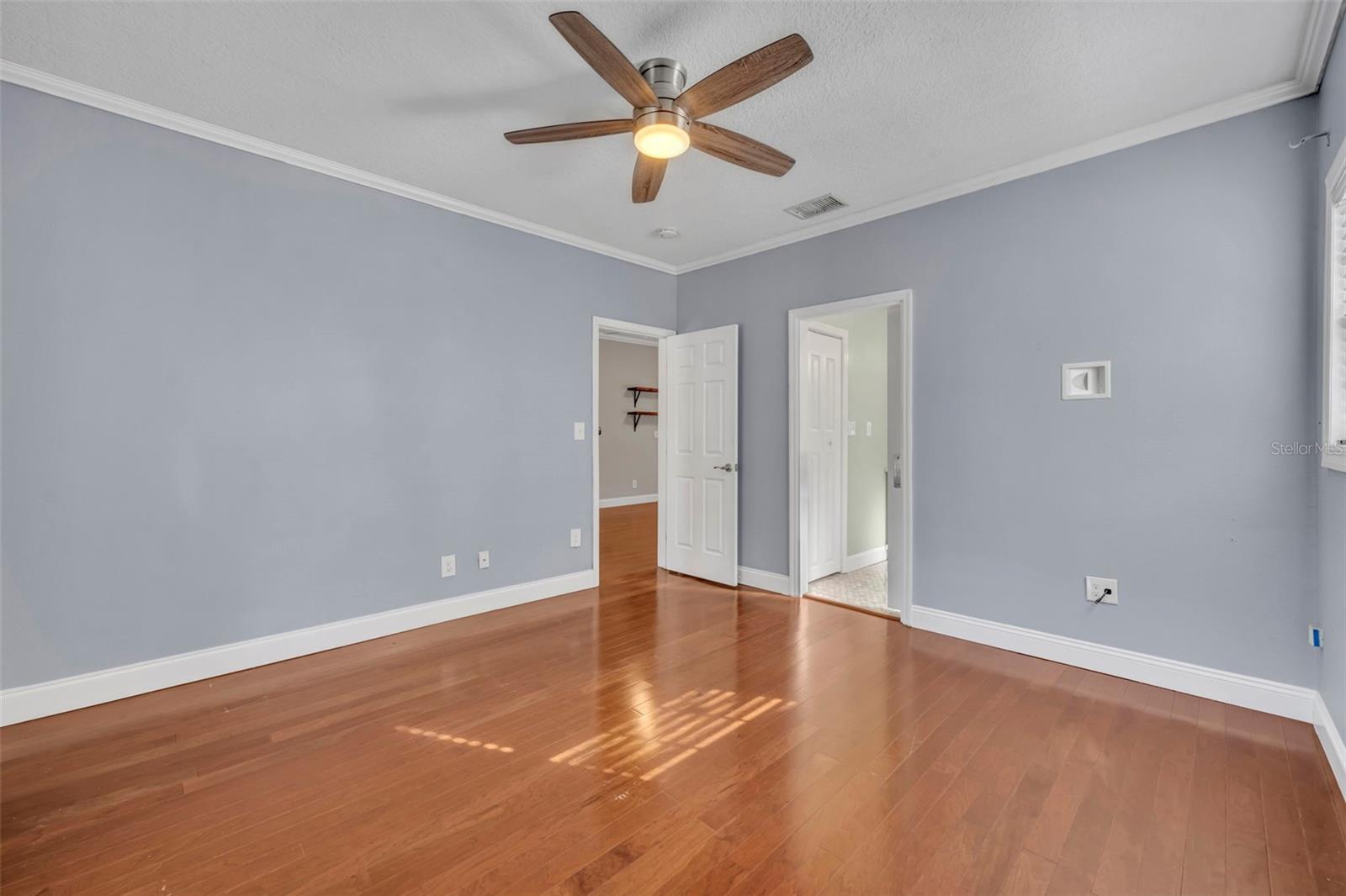 Image 16 of 30 For 1027 Hampton Avenue