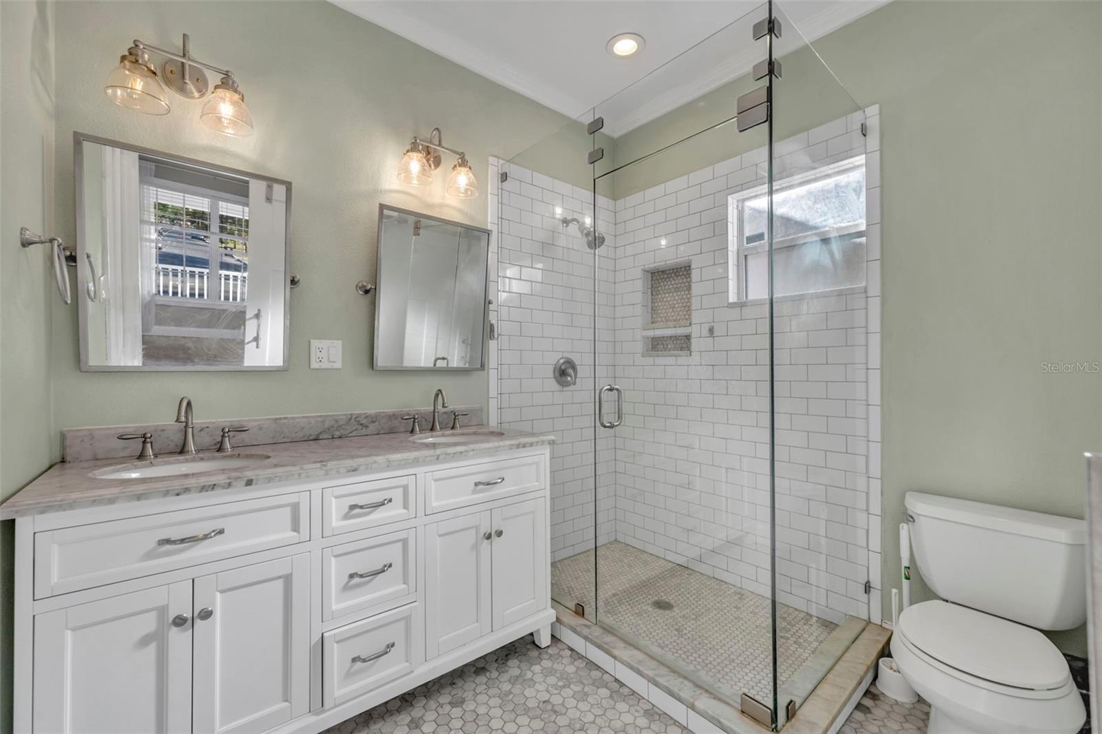 Image 17 of 30 For 1027 Hampton Avenue