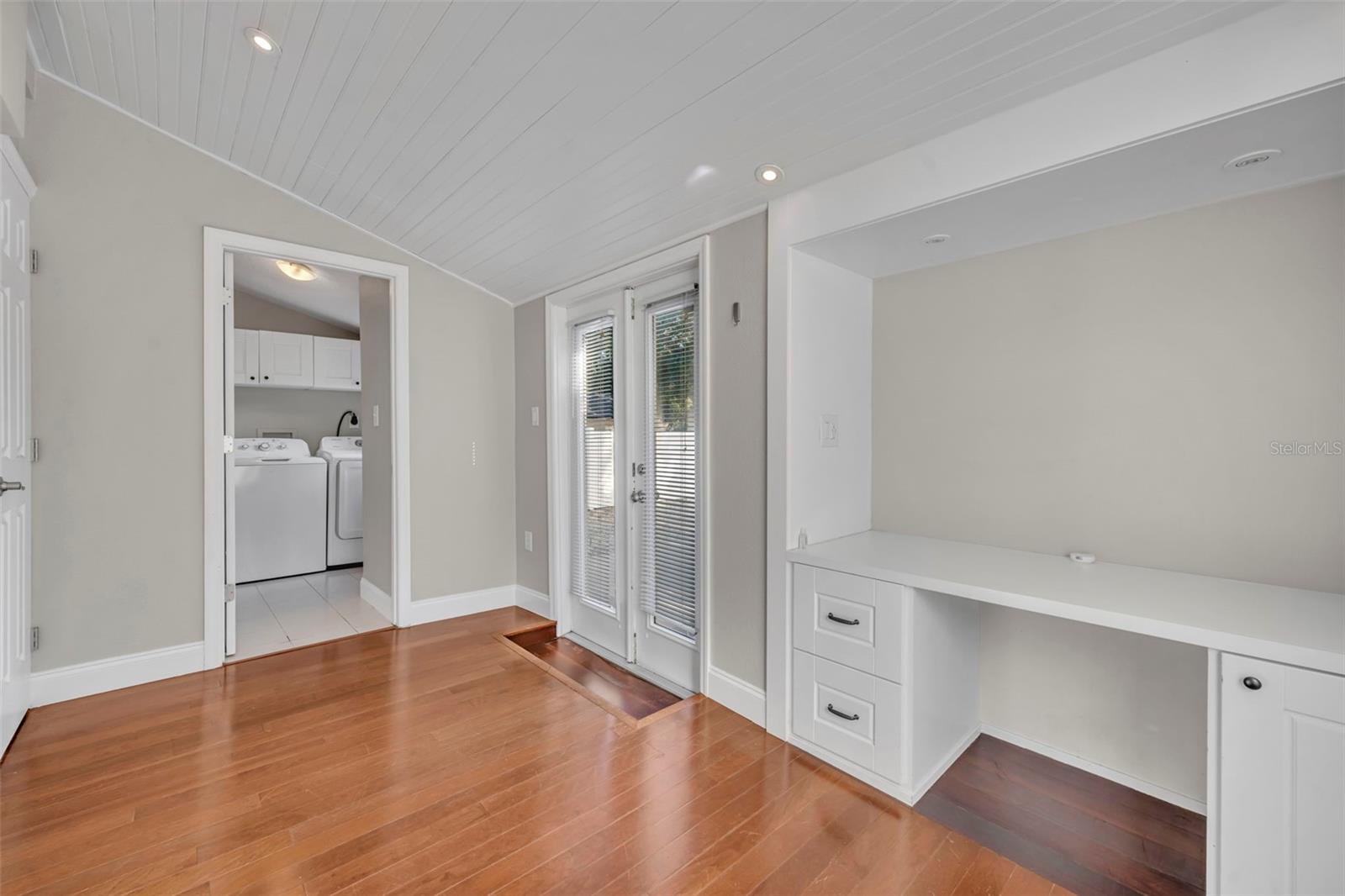 Image 22 of 30 For 1027 Hampton Avenue