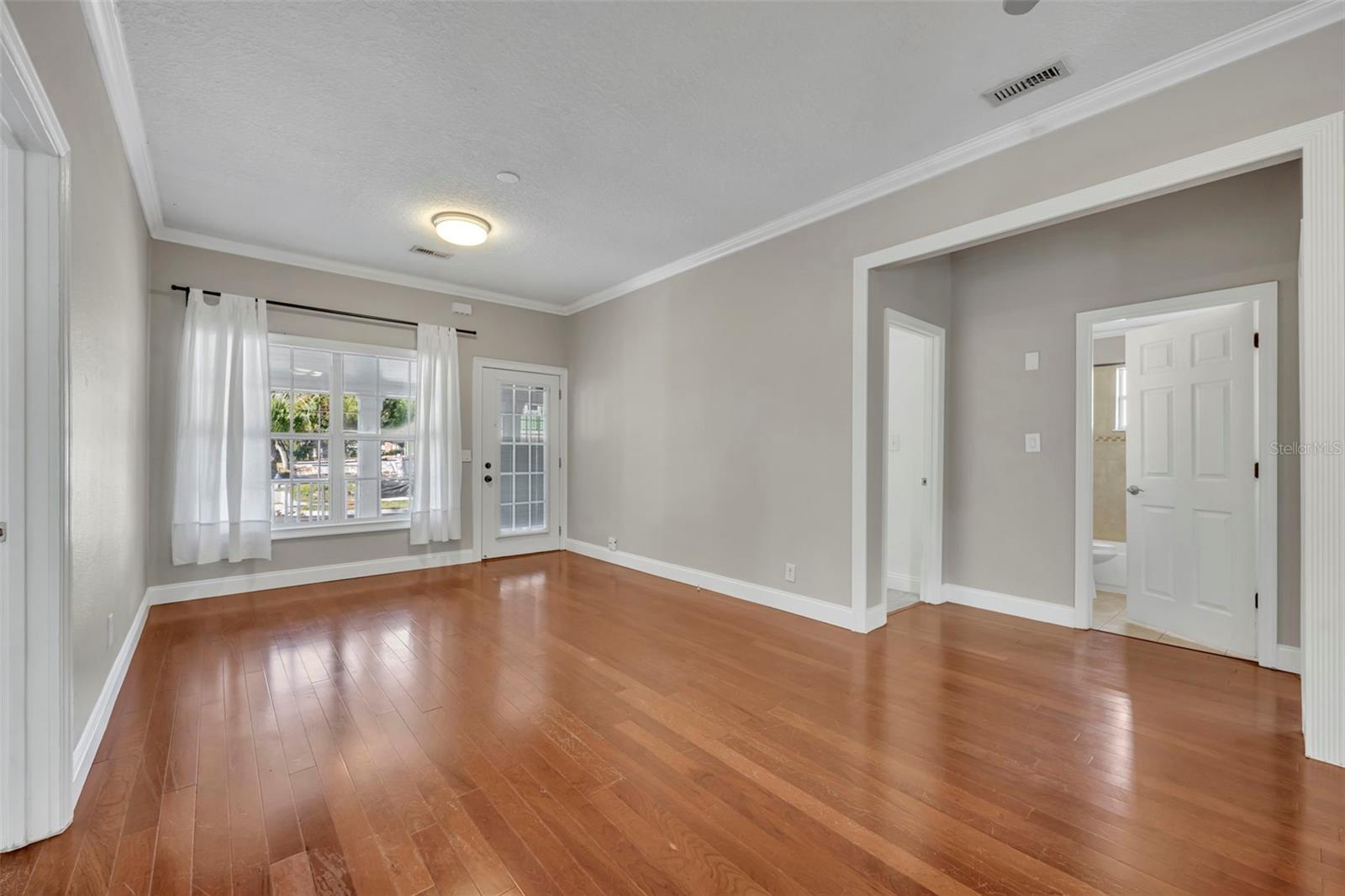 Image 8 of 30 For 1027 Hampton Avenue