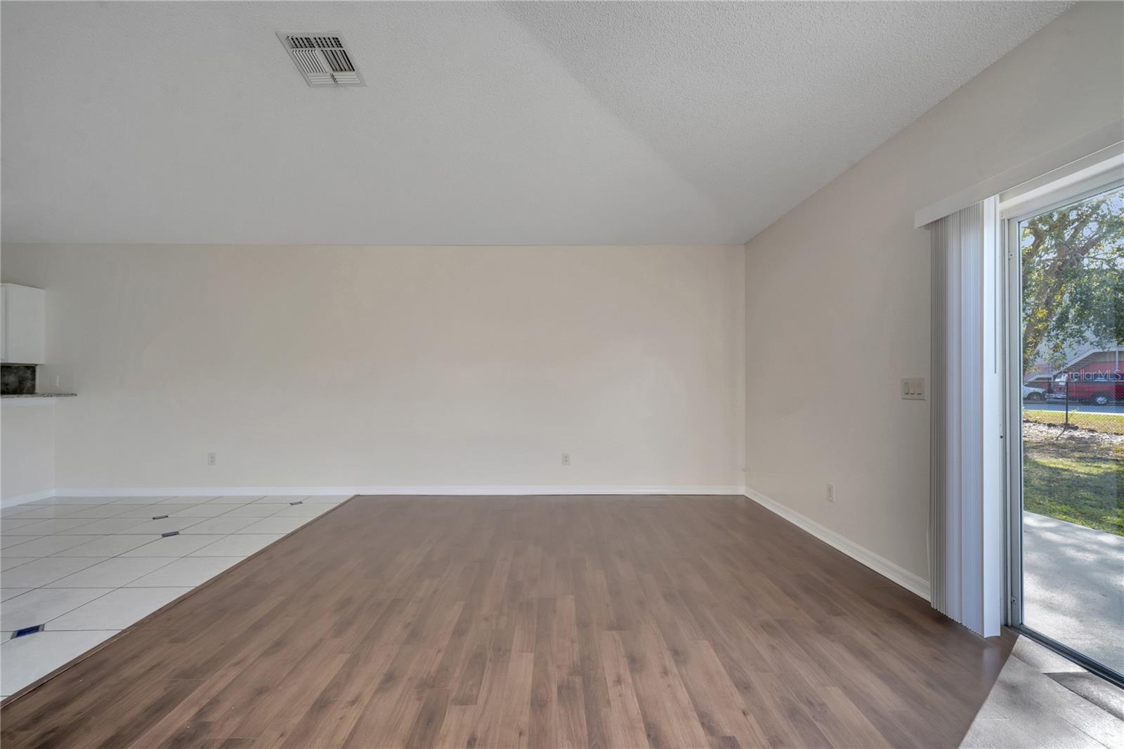 Image 19 of 48 For 1074 Universal Rest Place