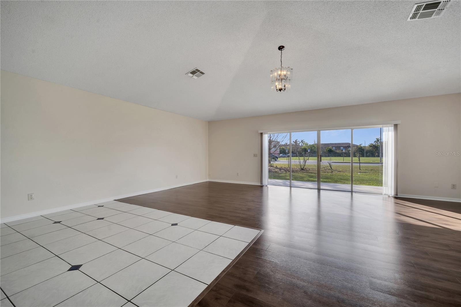 Image 3 of 48 For 1074 Universal Rest Place